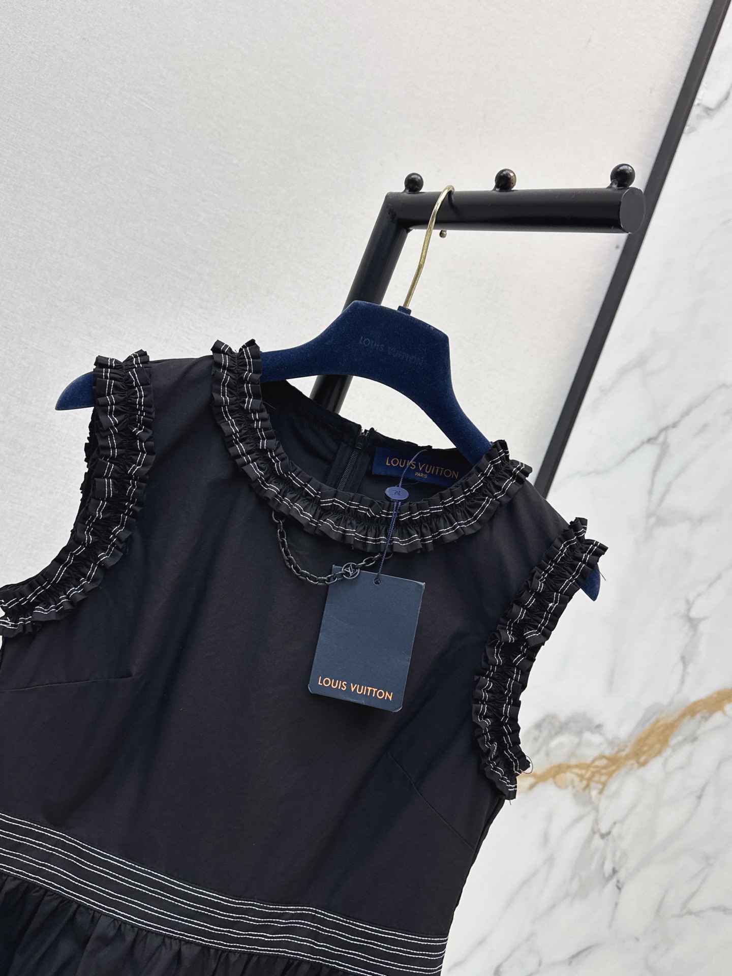 Loui 26ss ruffle sleeveless top