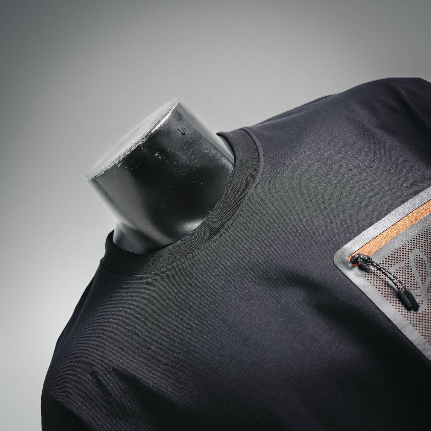 Loe zip pocket t-shirt