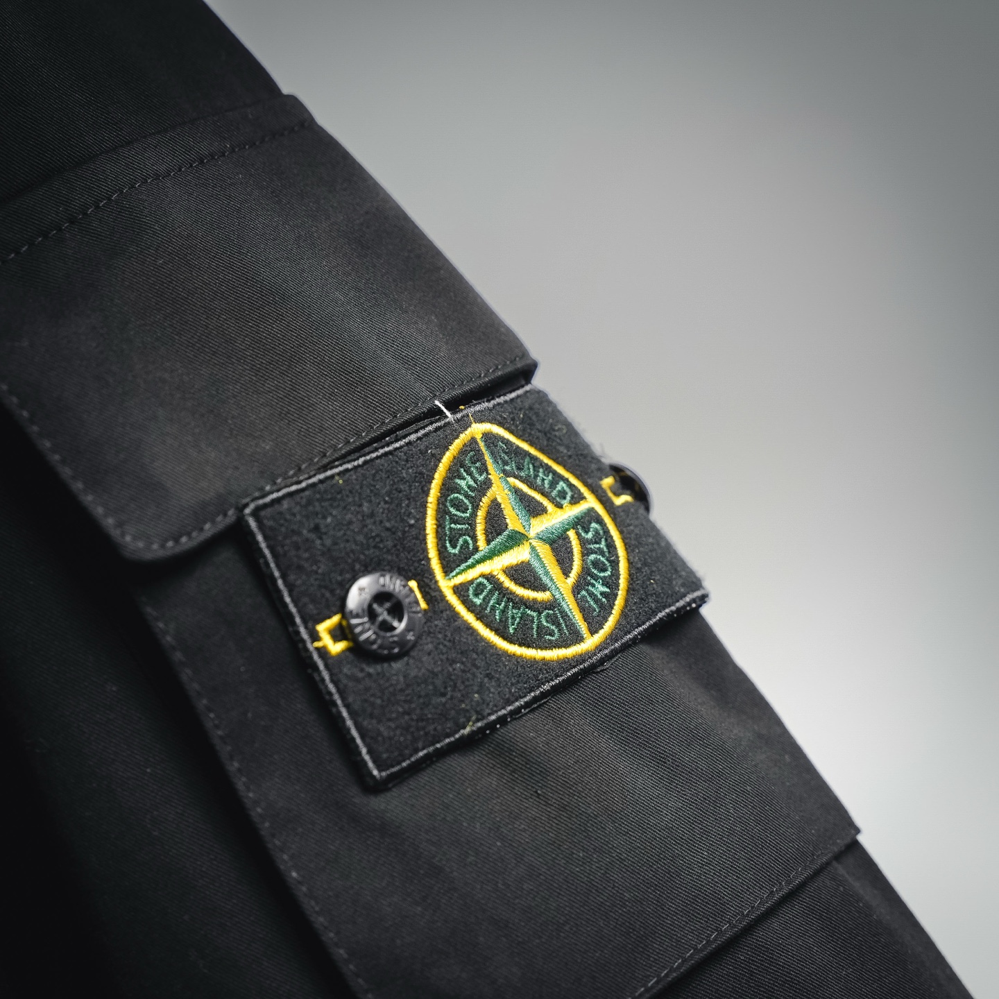 Stone cuffs badge t-shirt