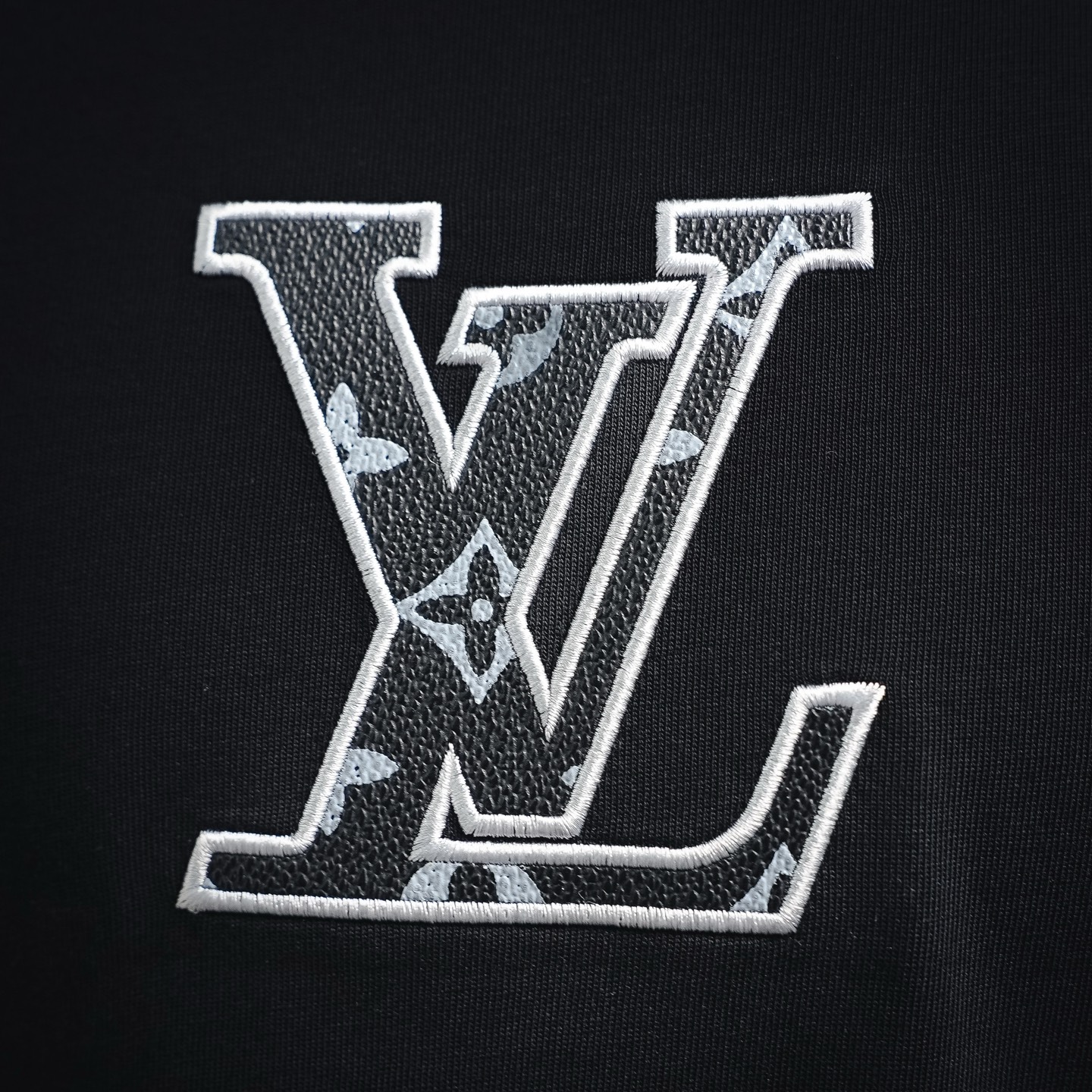 Louis letther badge embroidered t-shirt