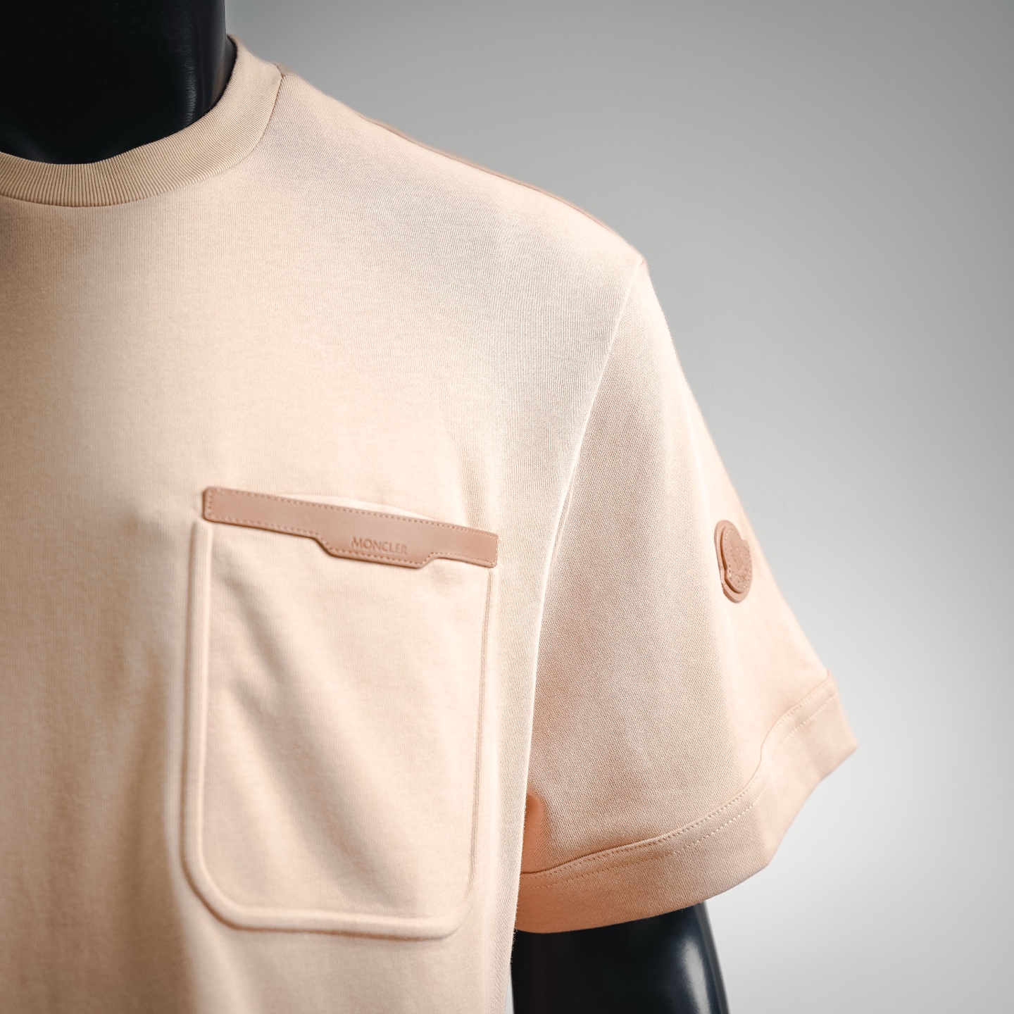 Mon whit a pockets t-shirt