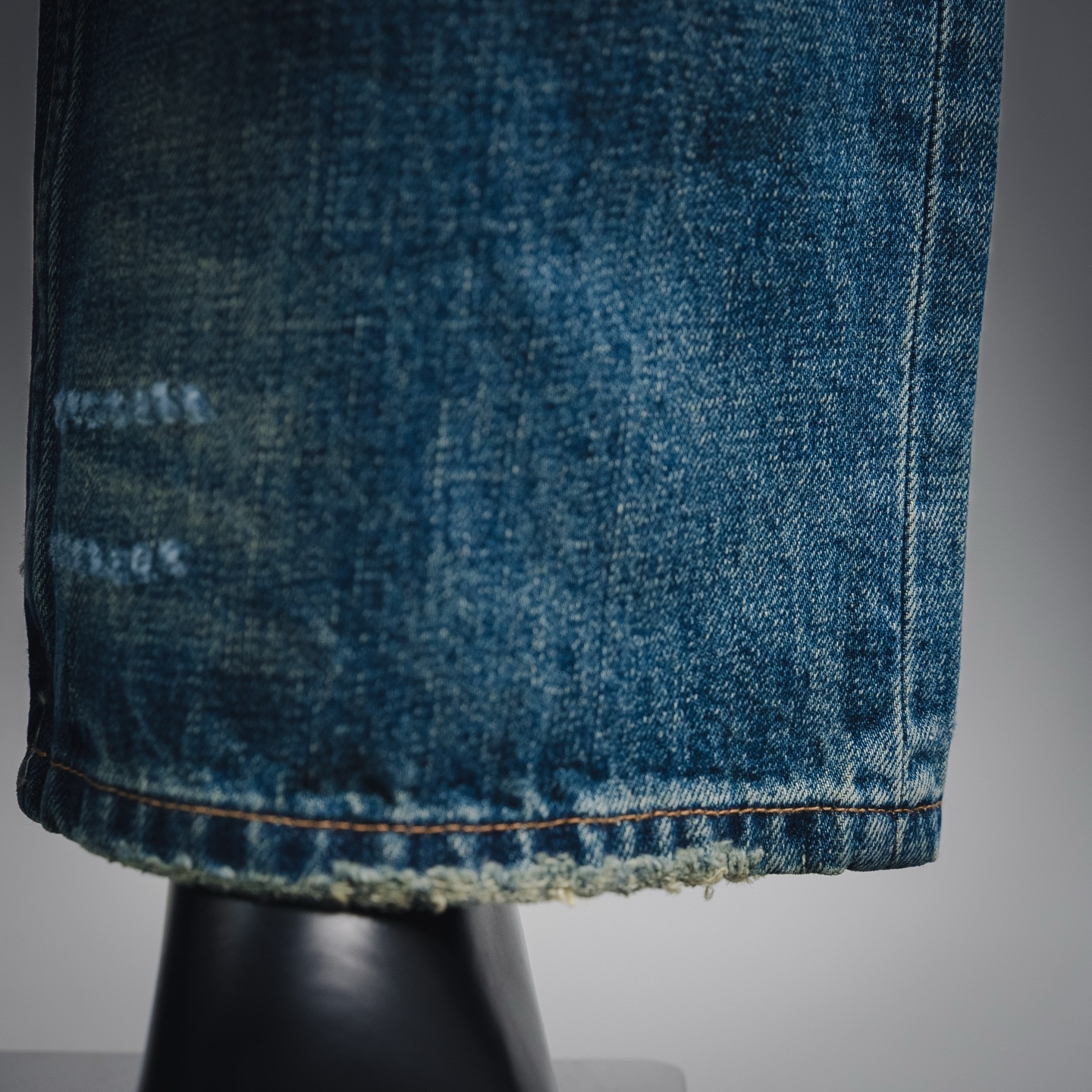Cel distressed jeans