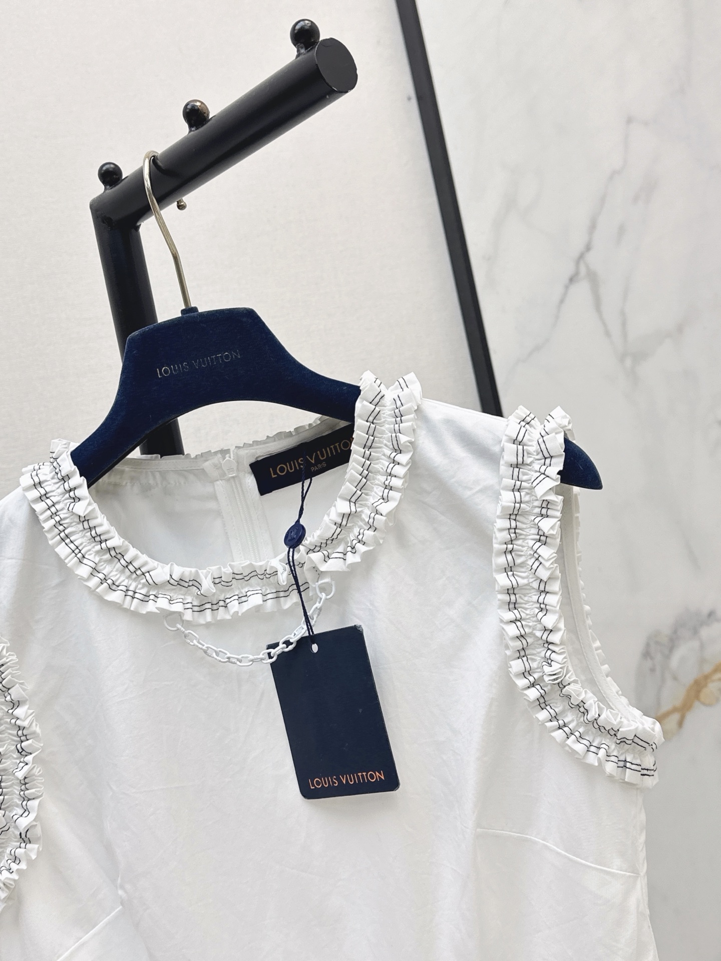 Loui 26ss ruffle sleeveless top