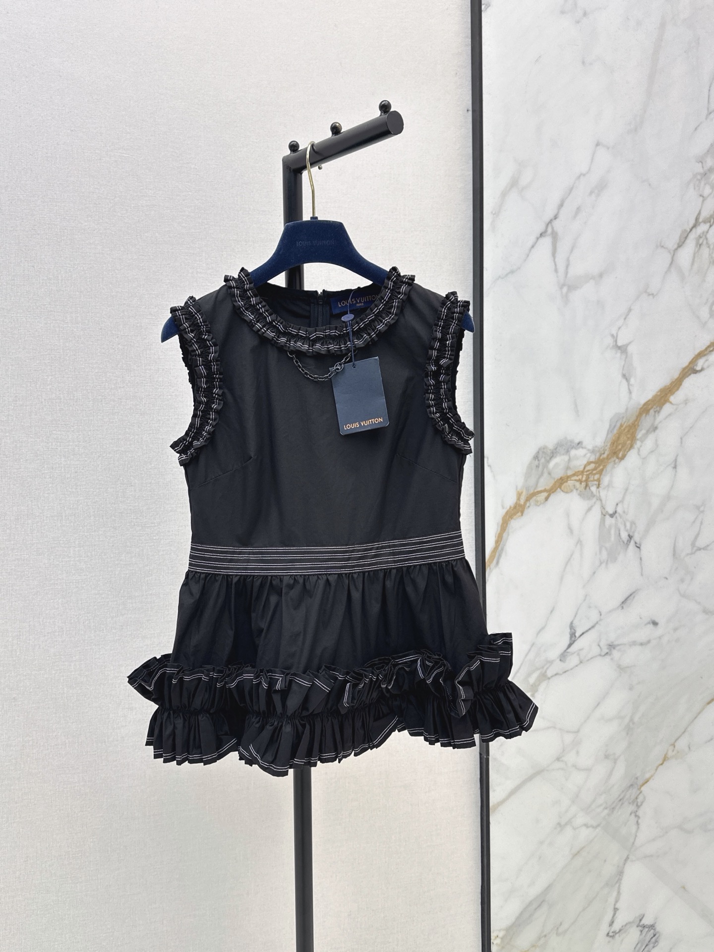 Loui 26ss ruffle sleeveless top