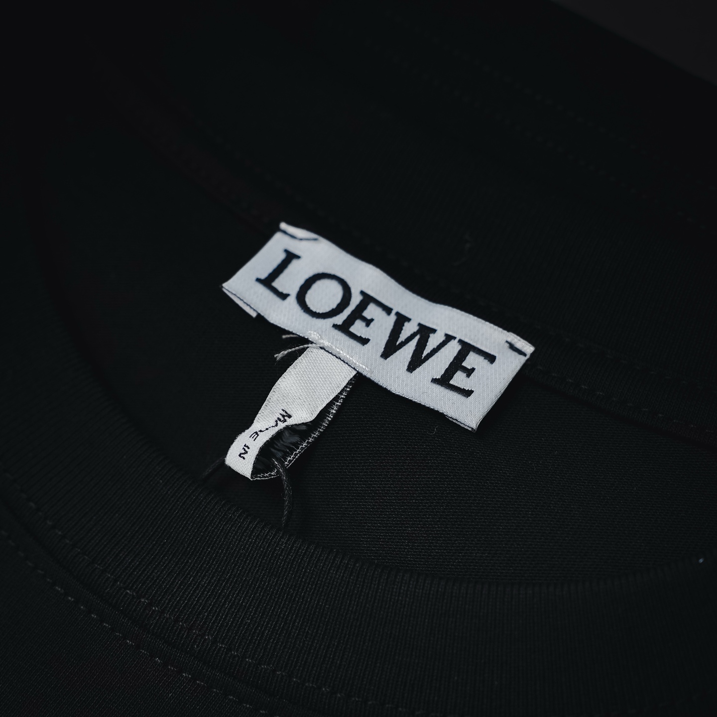 Loe emboosed badge t-shirt