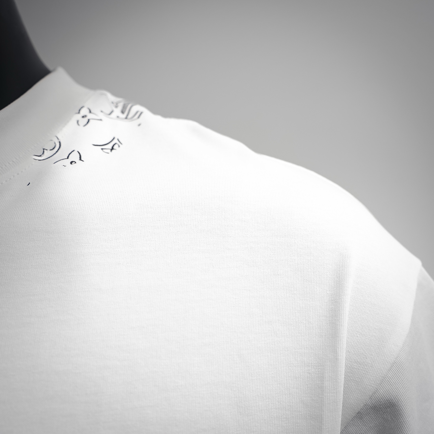Louis letther badge embroidered t-shirt