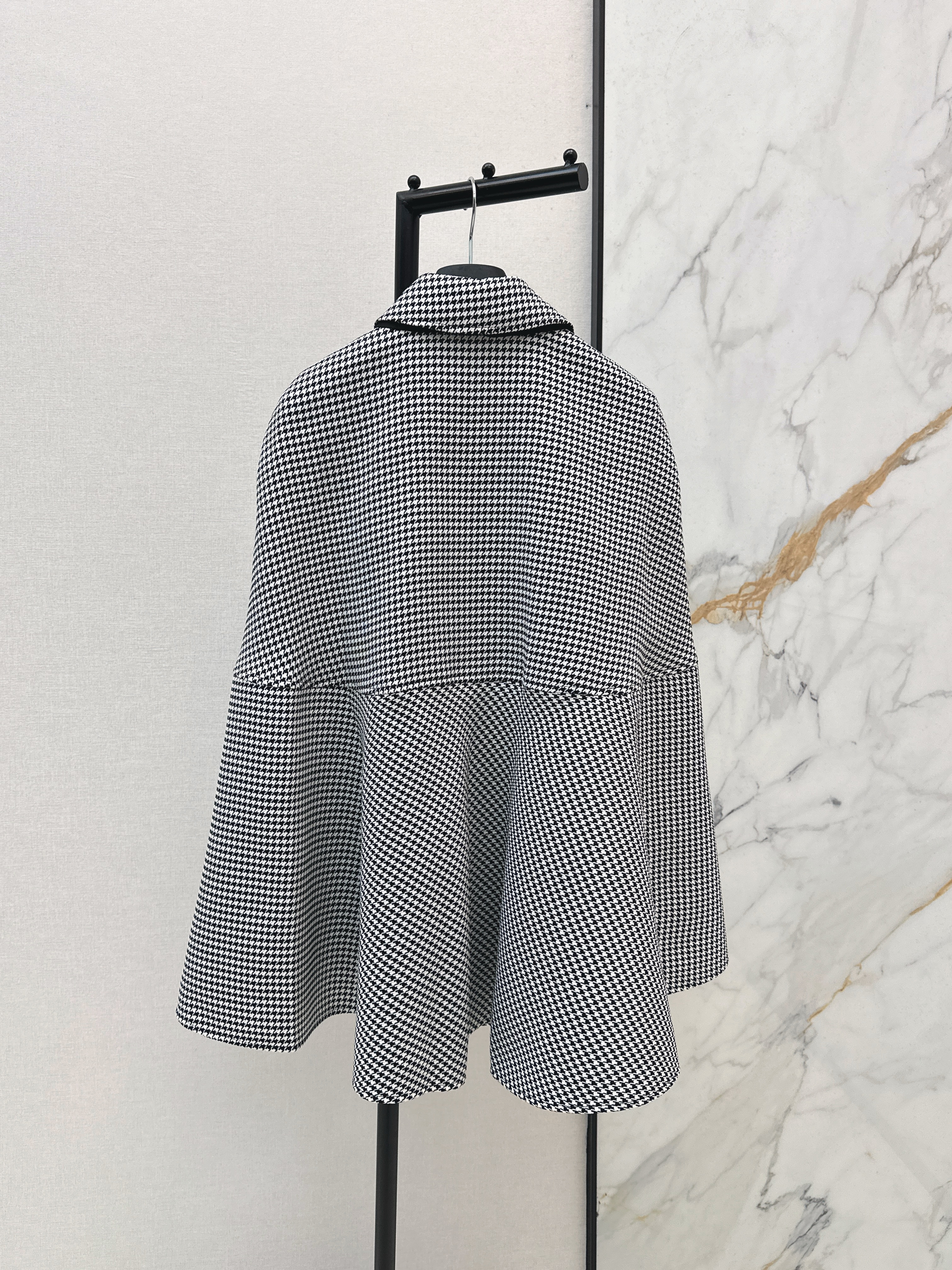 CD 26ss houndstooth cape coat