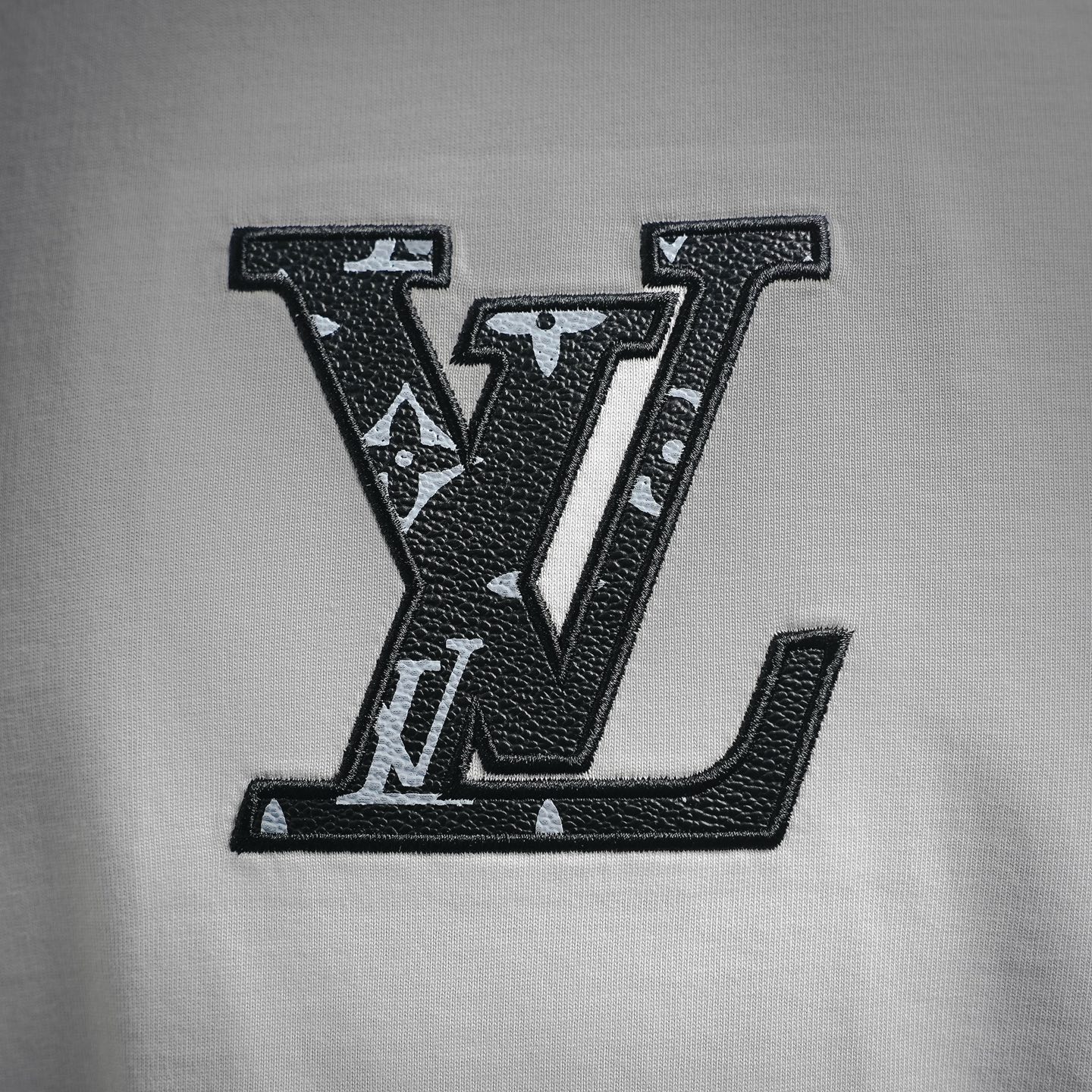 Louis letther badge embroidered t-shirt