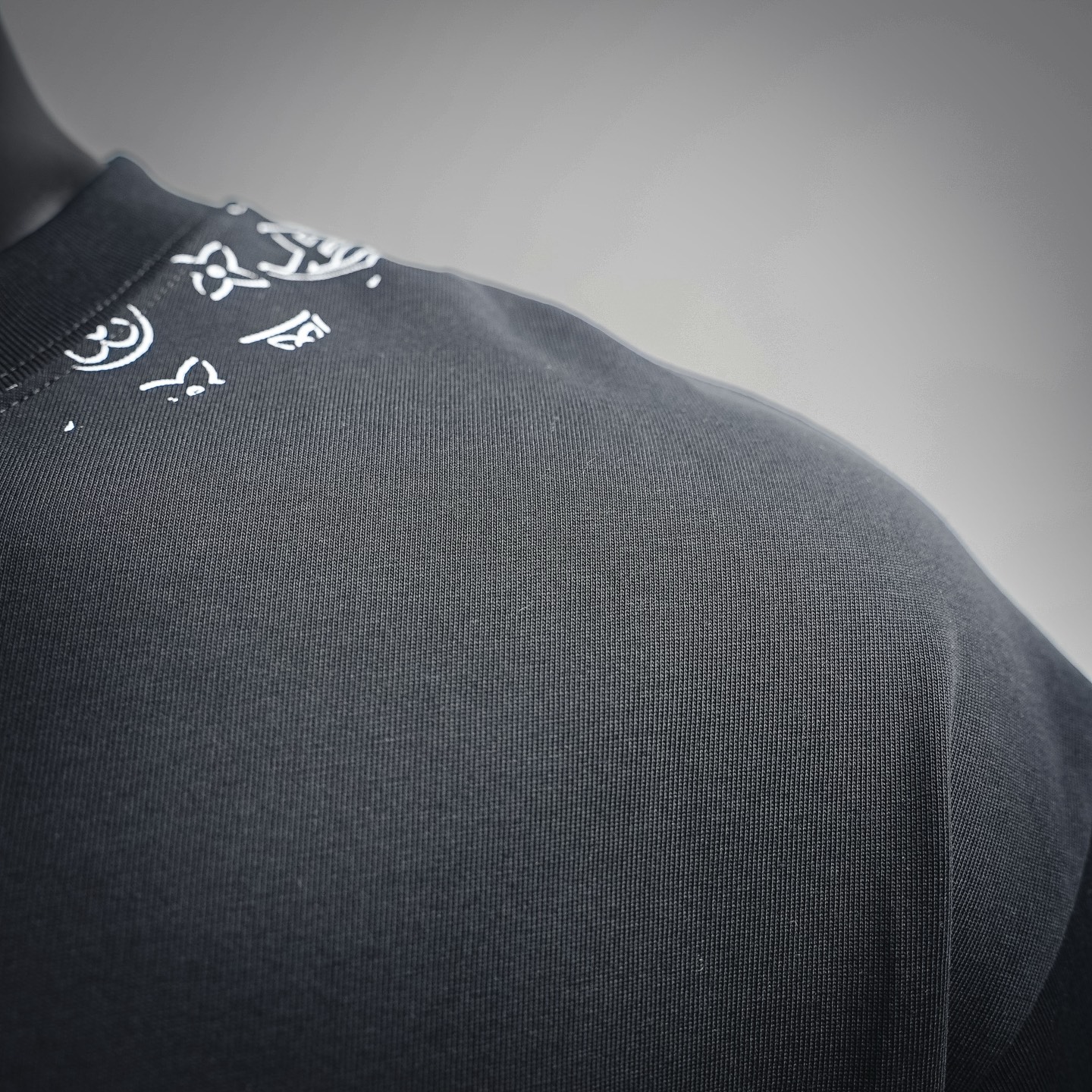 Louis letther badge embroidered t-shirt