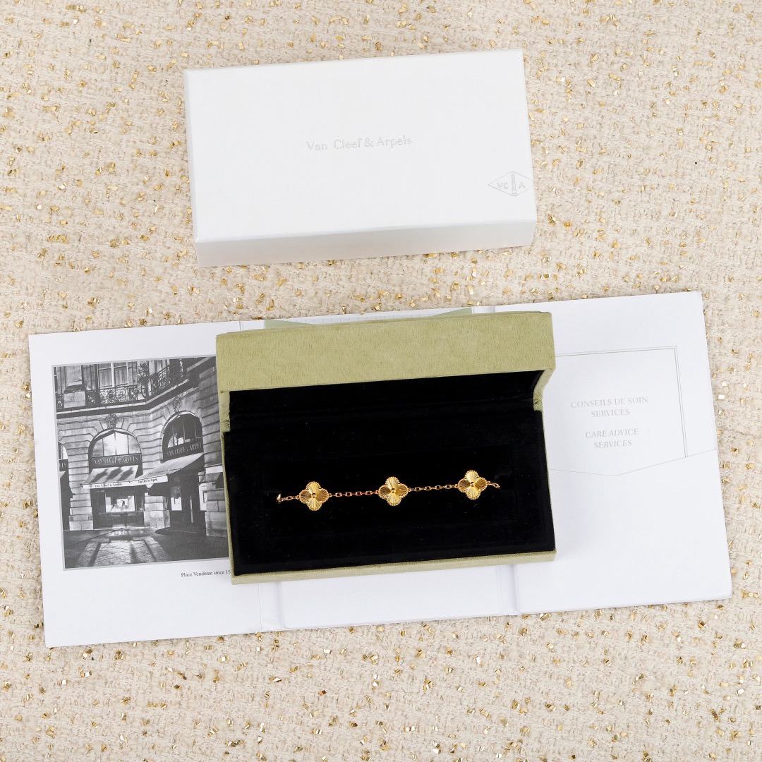 Vca chain bracelet