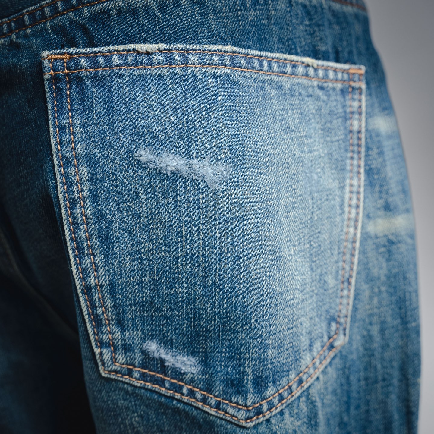 Cel distressed jeans
