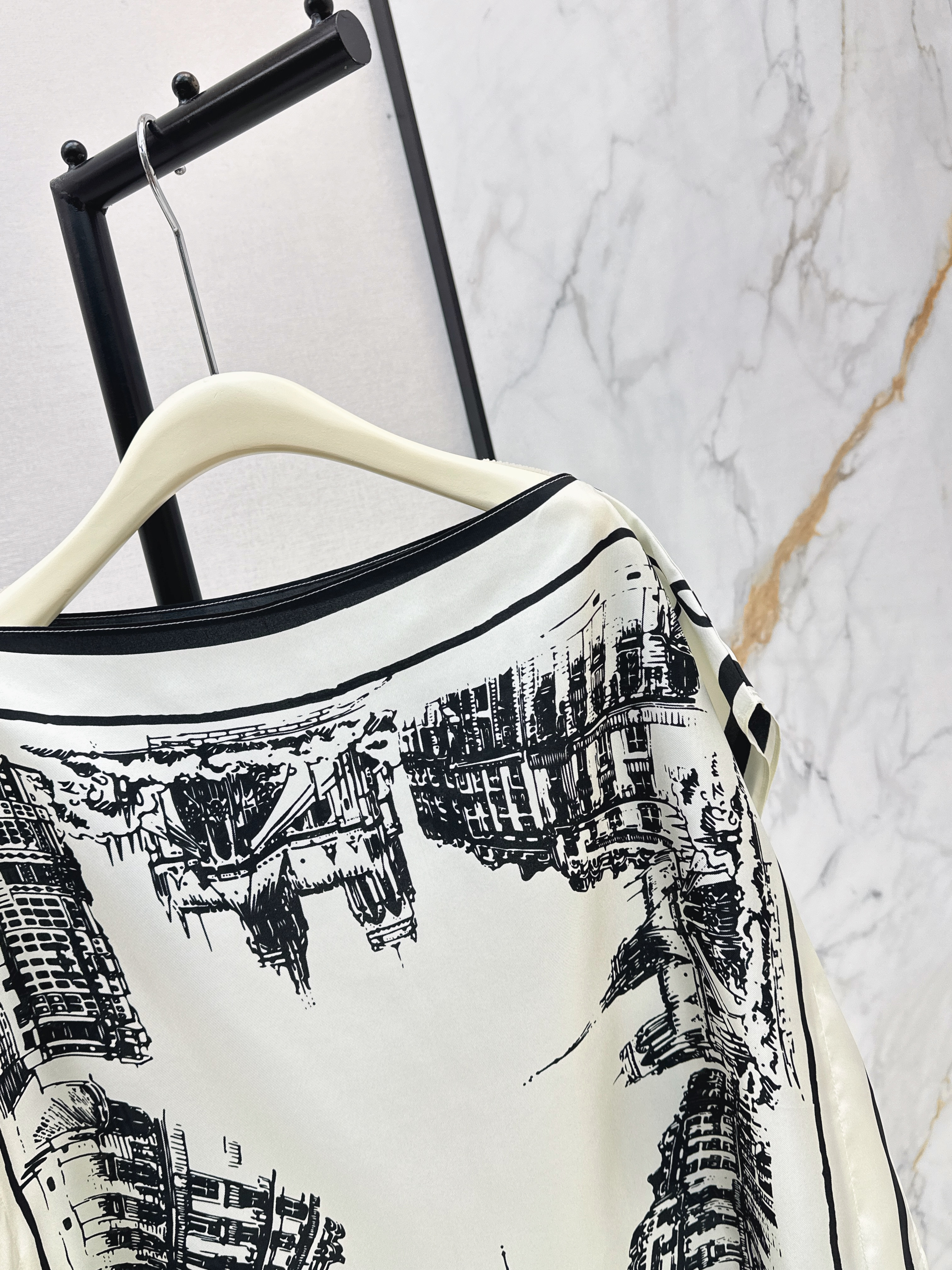 Her 26ss print scraf top
