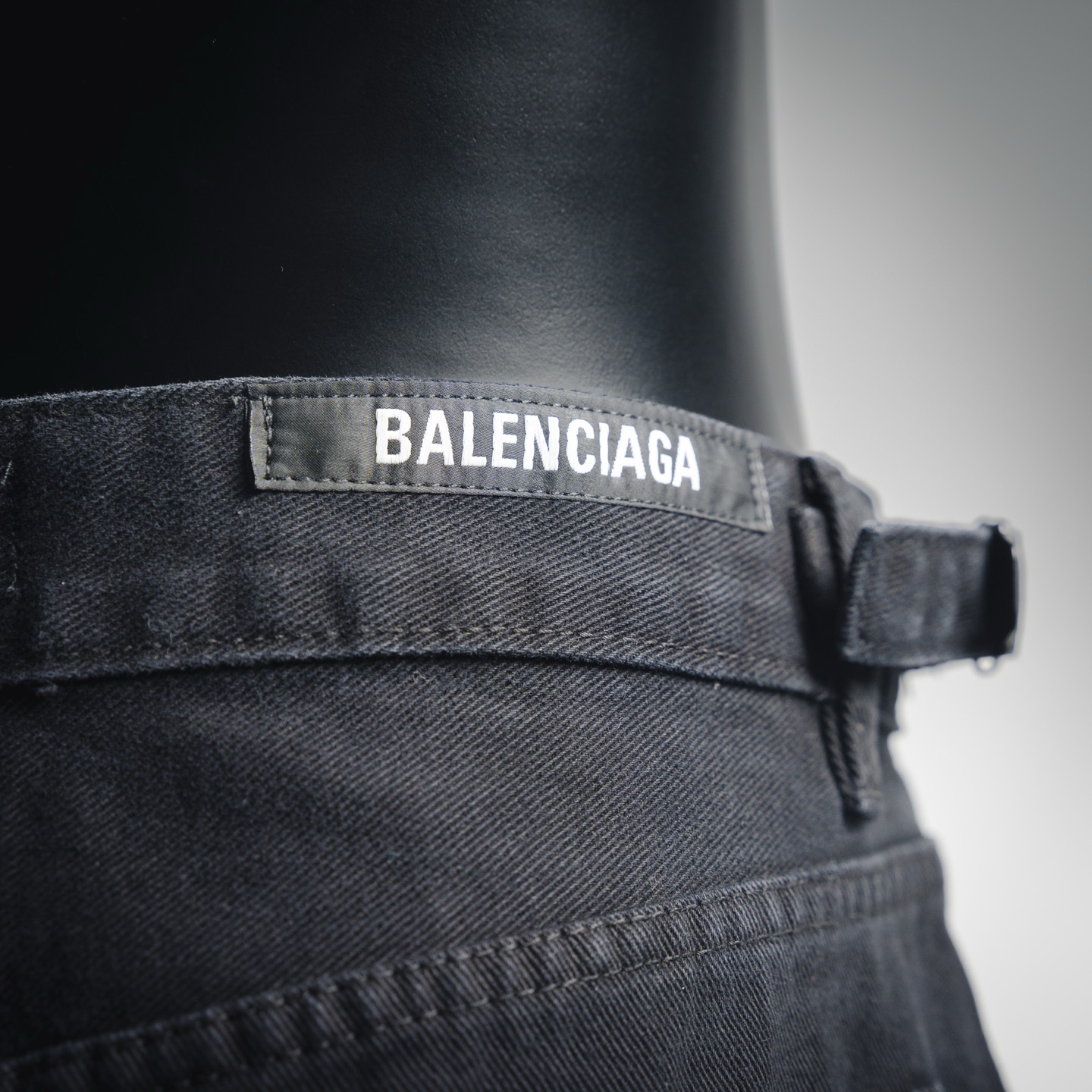 Balen ripped jeans