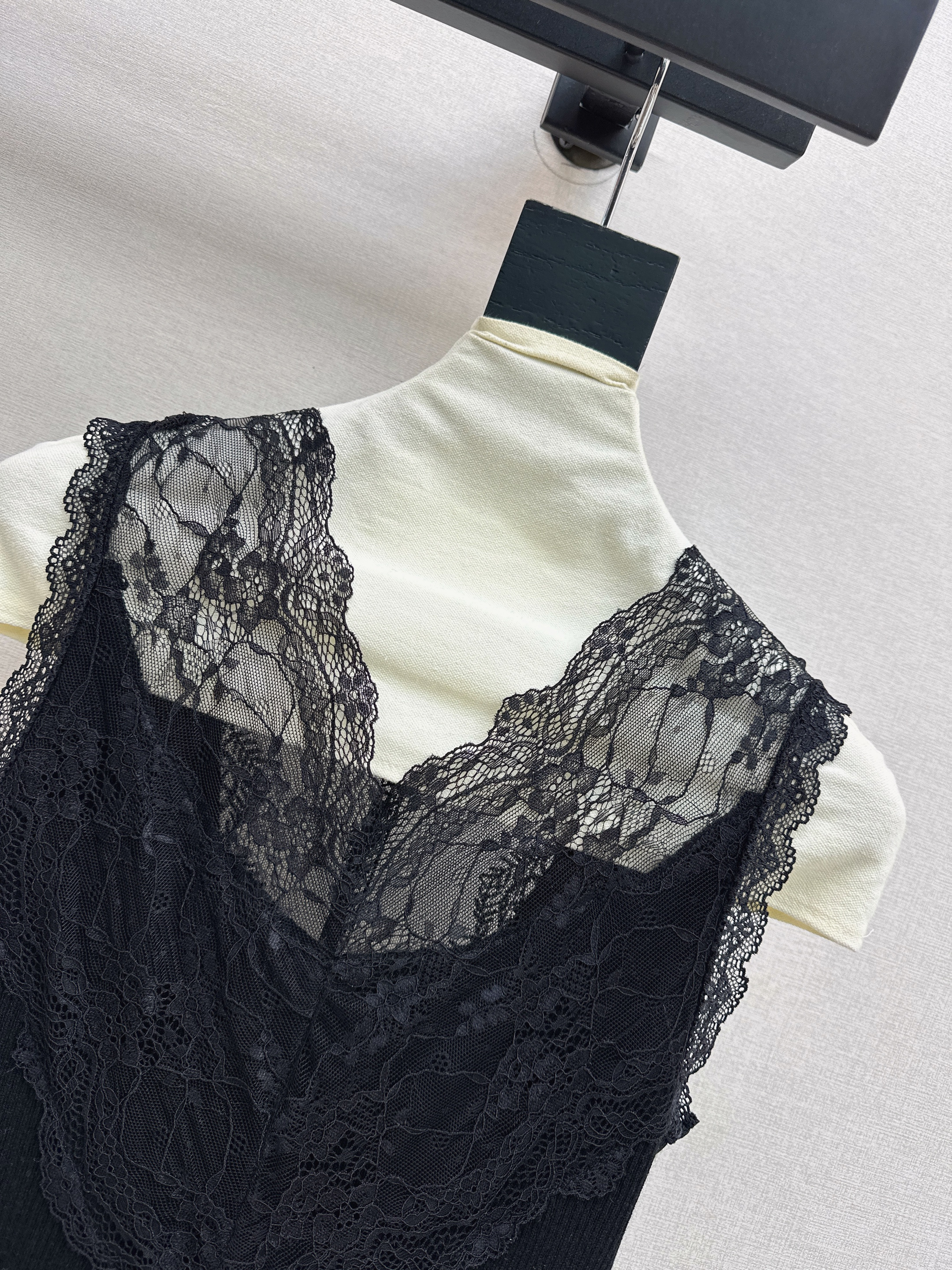 ES 26ss lace contract vest