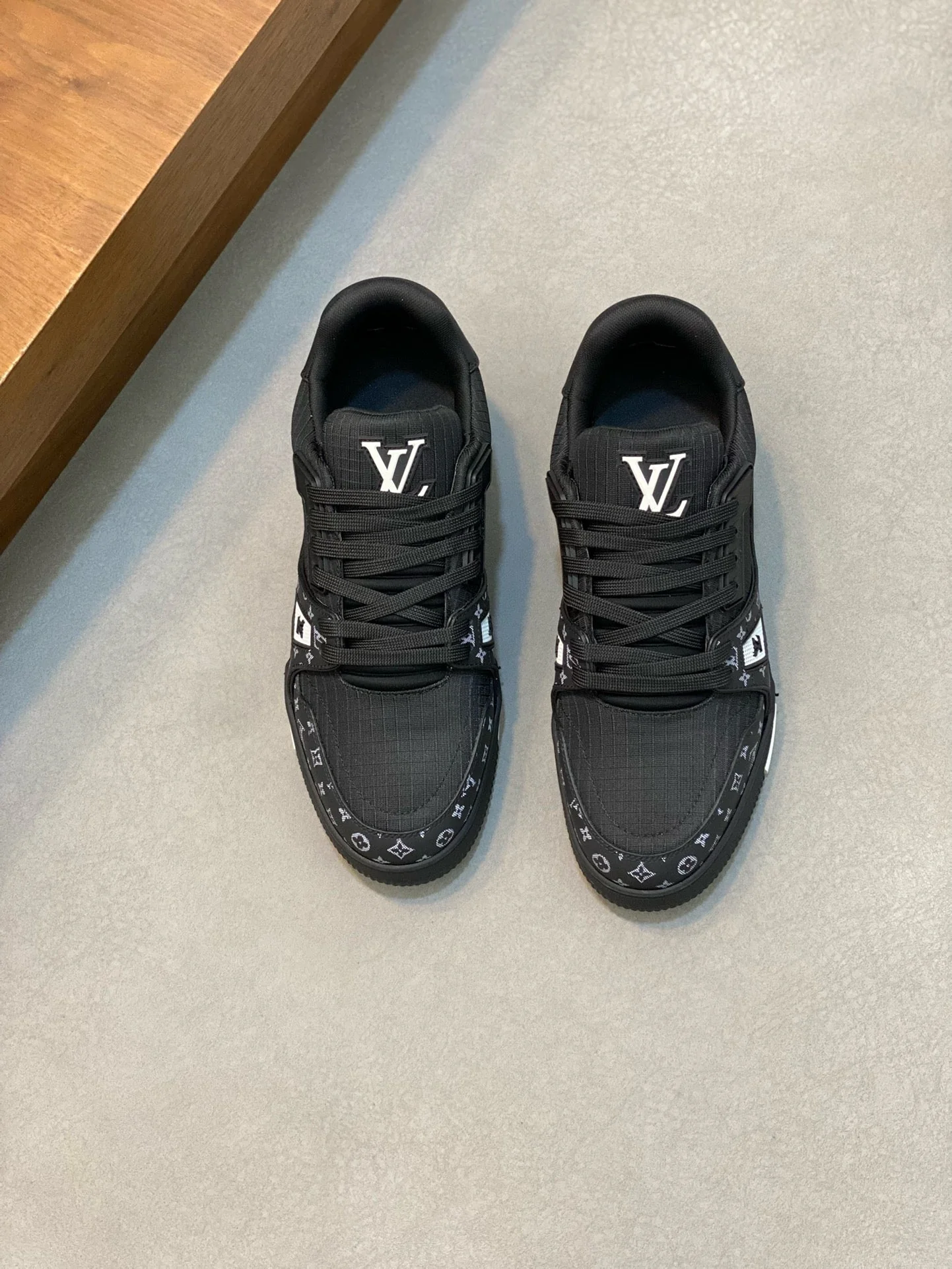 1V trainer sneaker