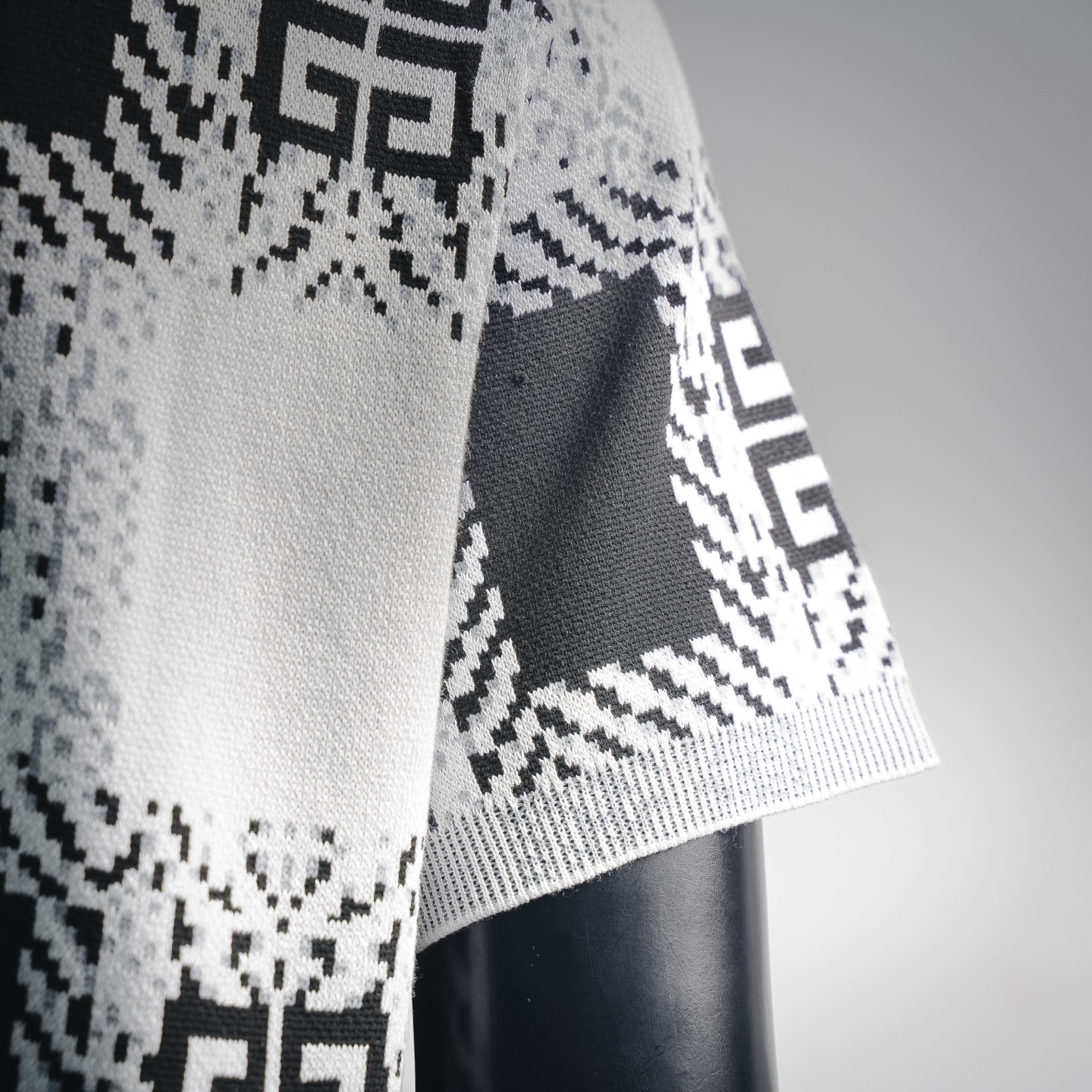 Given jacquard knitted t-shirt