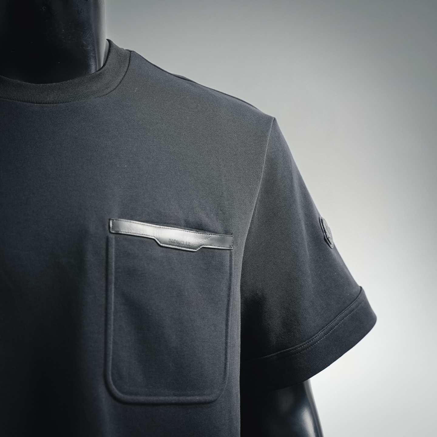 Mon whit a pockets t-shirt