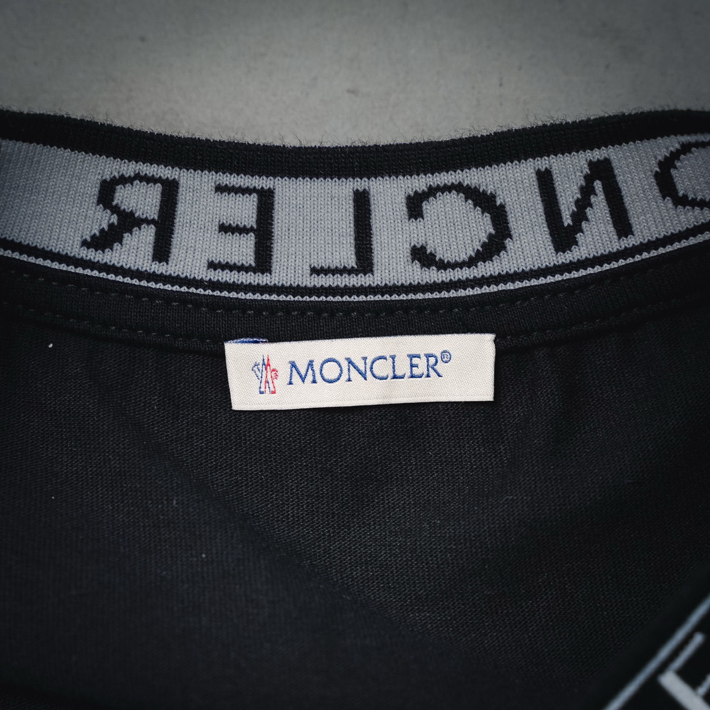 Mon neckline letter t-shirt