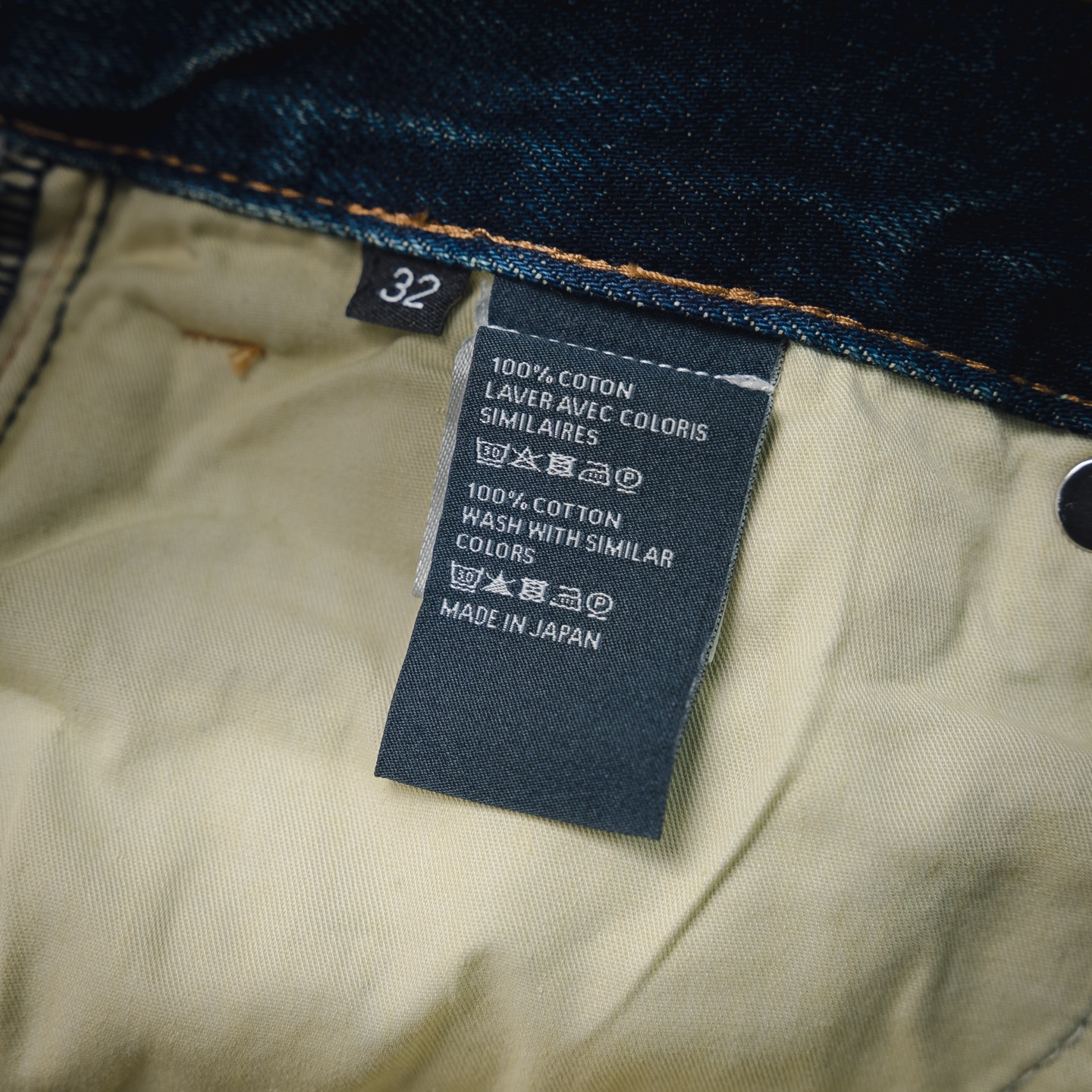 Cel distressed jeans