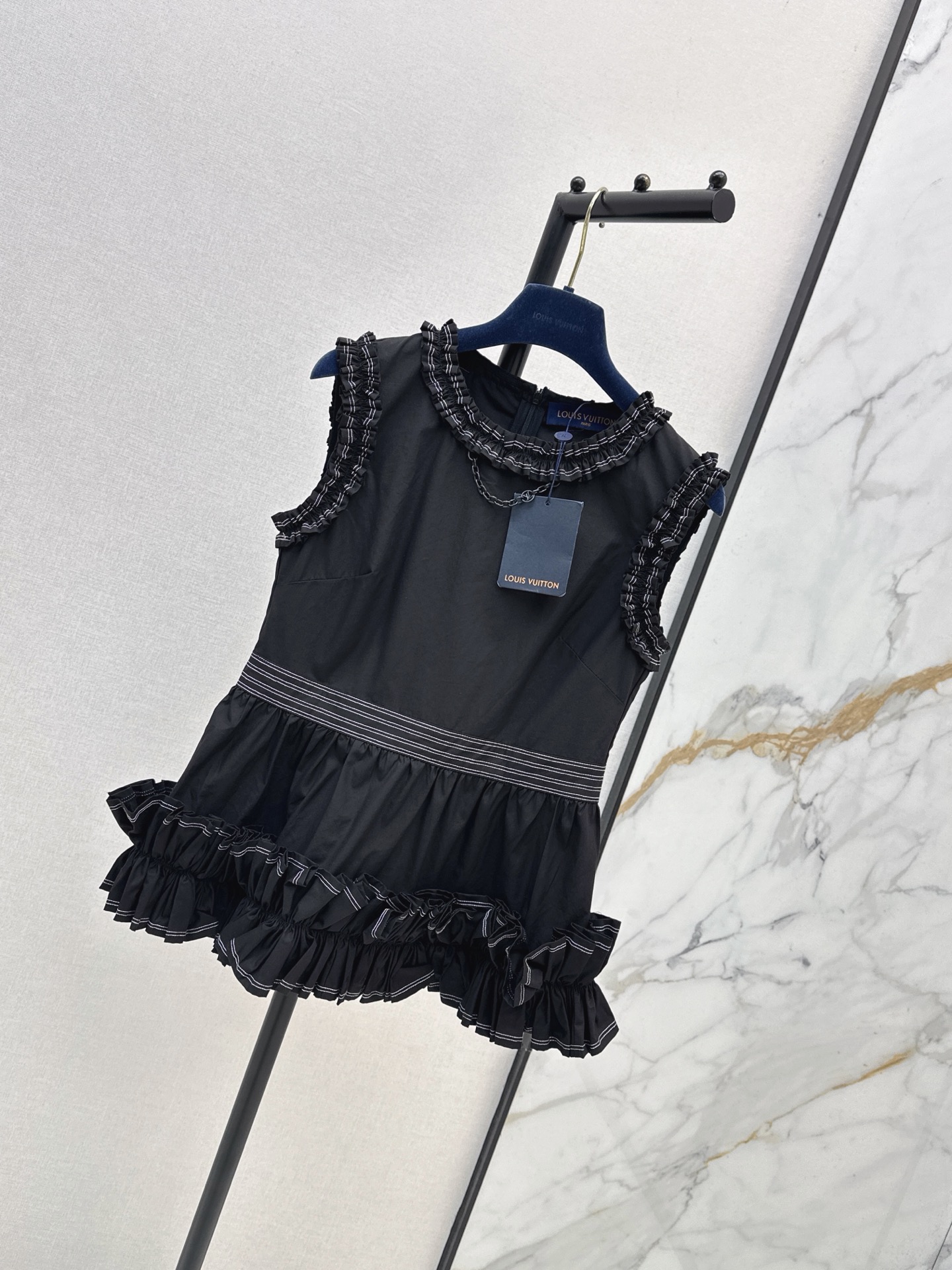 Loui 26ss ruffle sleeveless top