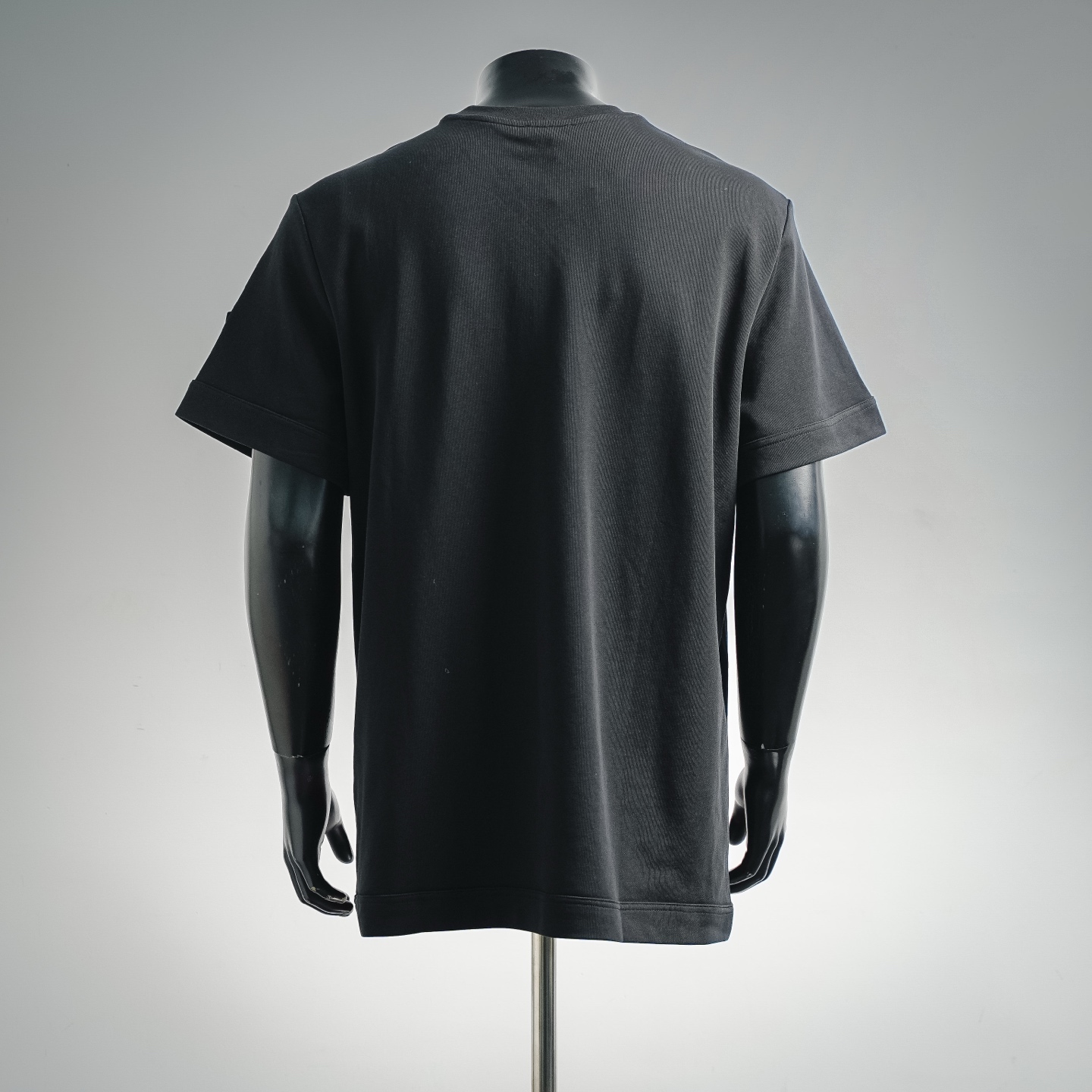 Mon whit a pockets t-shirt