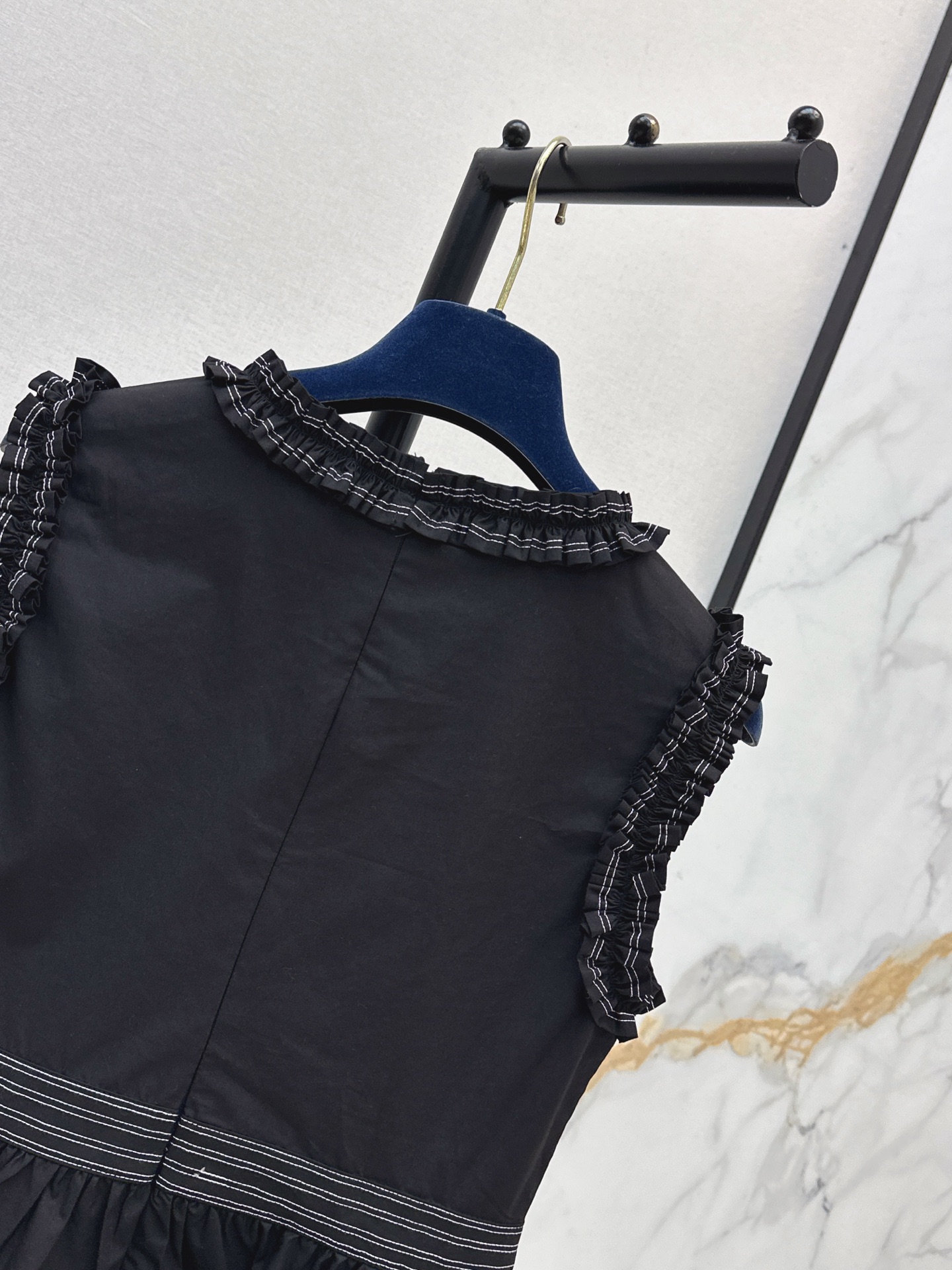 Loui 26ss ruffle sleeveless top