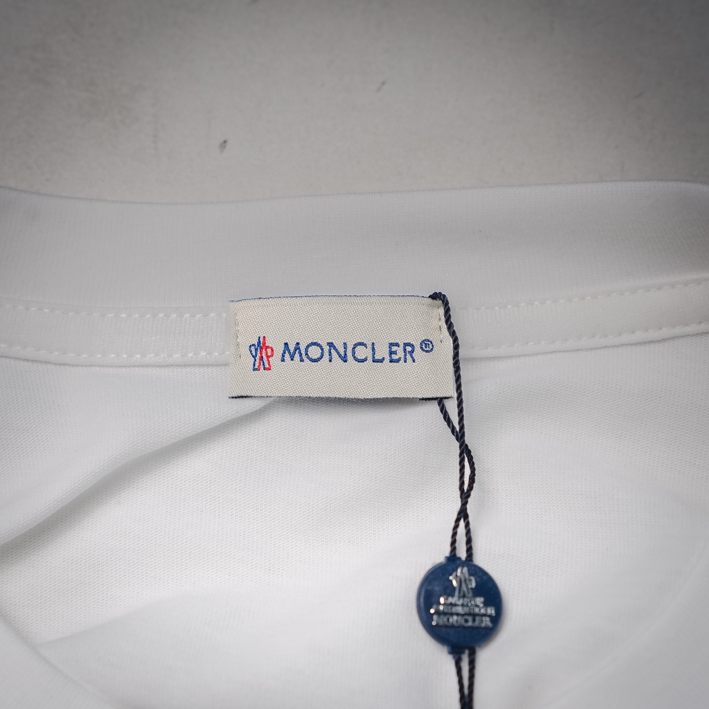 Mon badge embroidered t-shirt