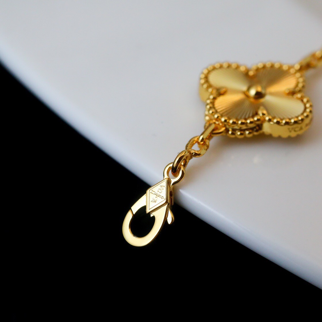Vca chain bracelet