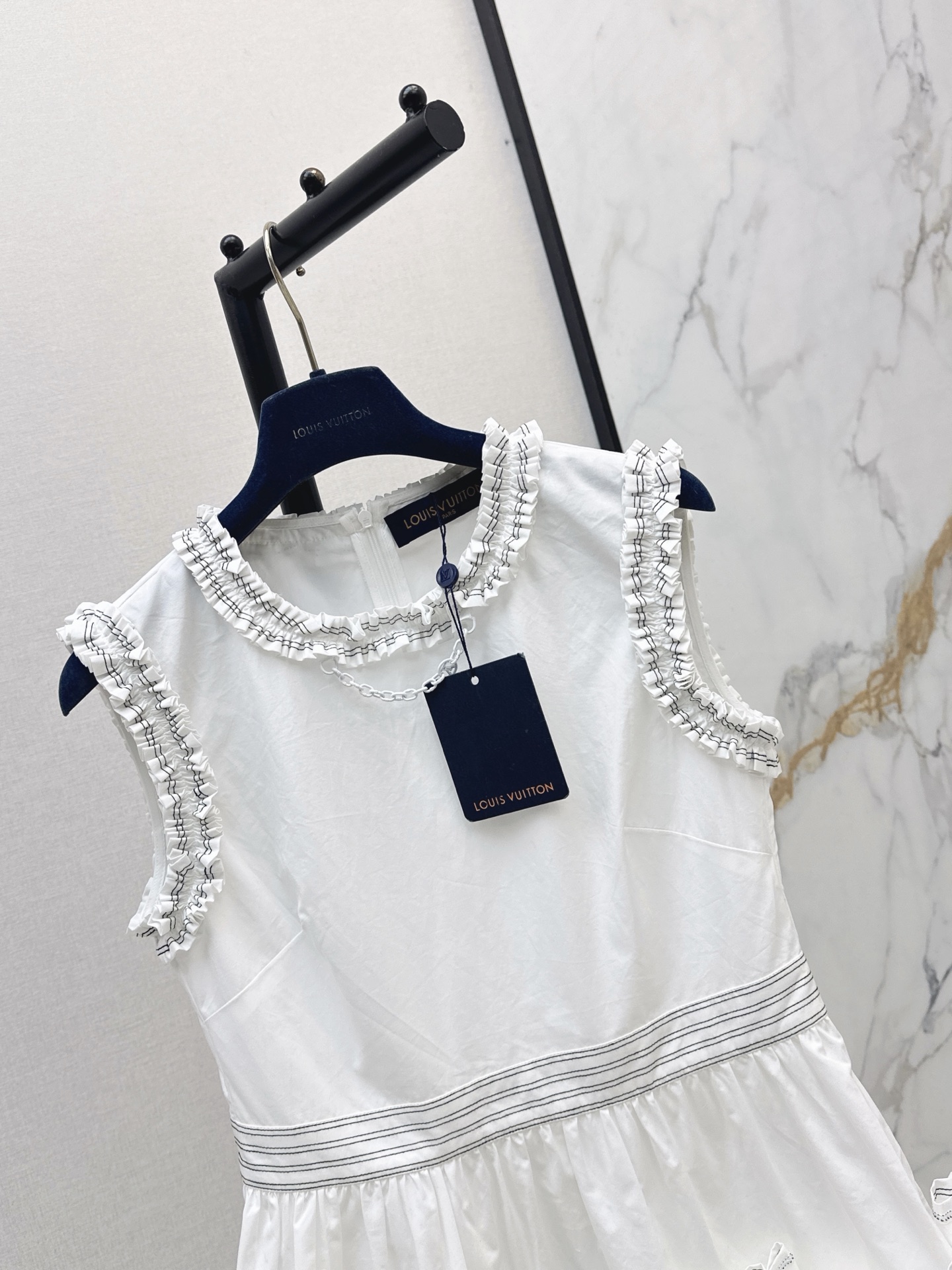 Loui 26ss ruffle sleeveless top