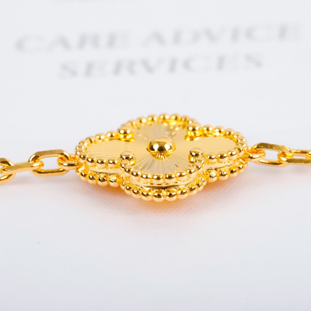 Vca chain bracelet