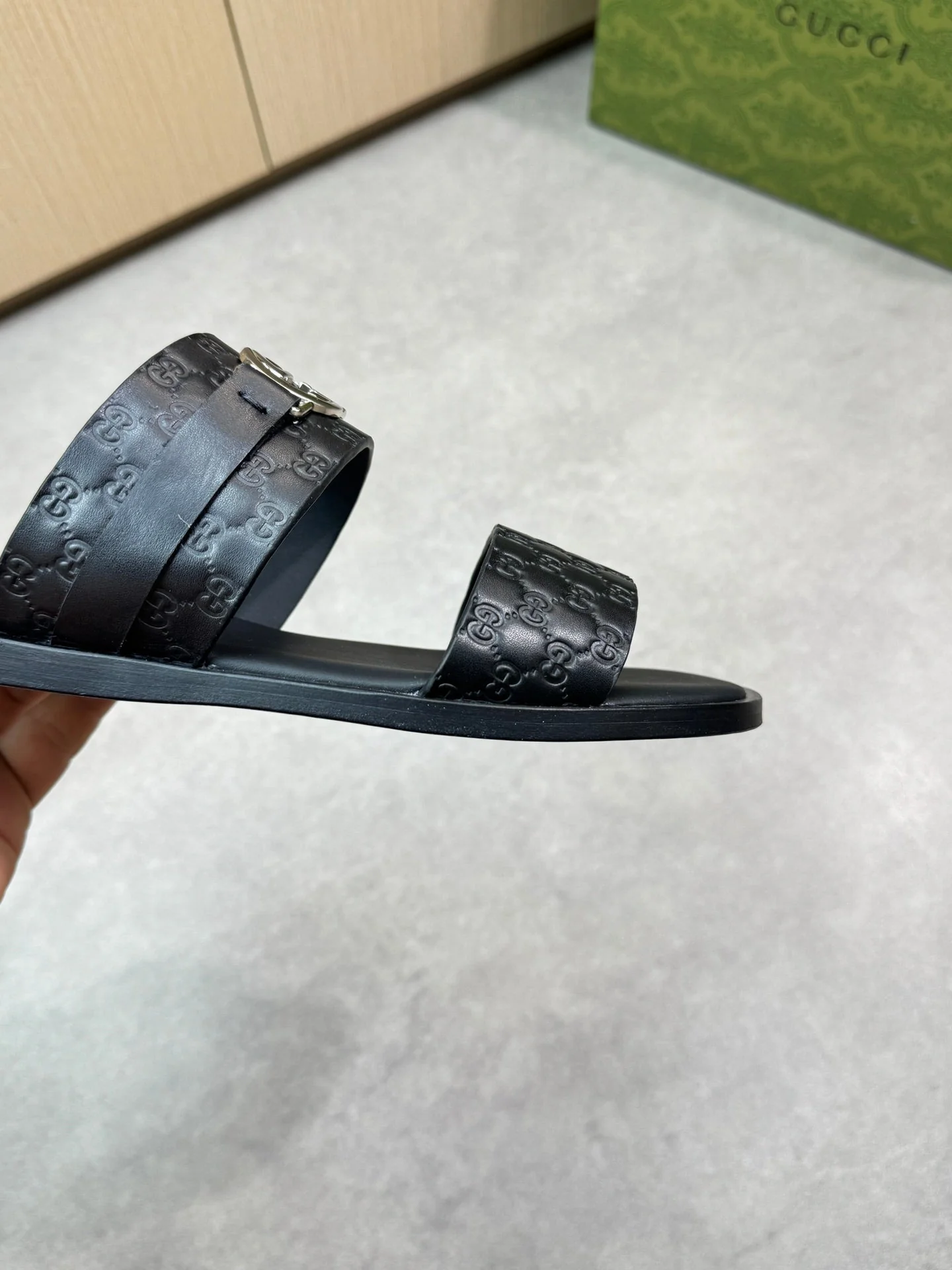 guc 25ss leather slippers
