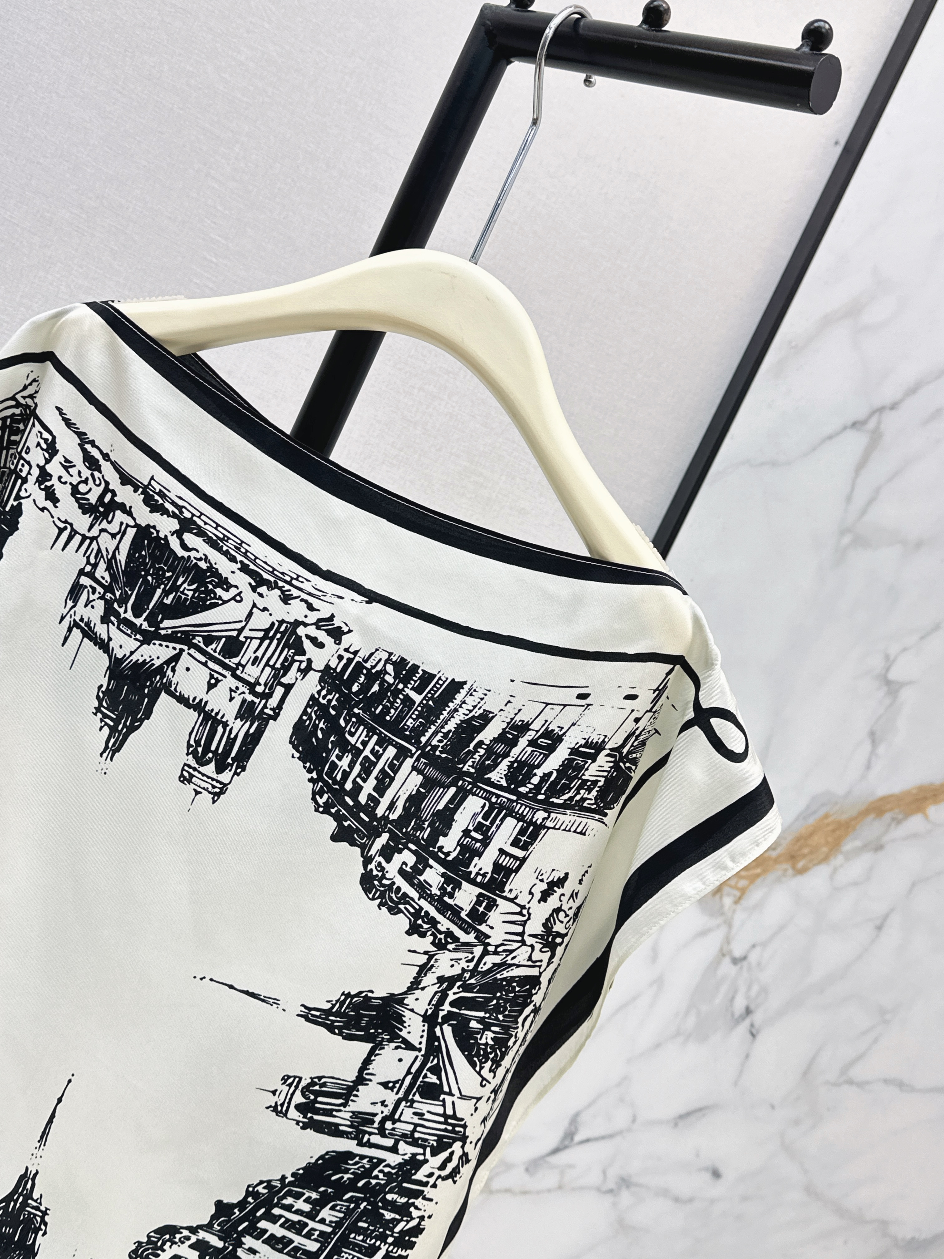 Her 26ss print scraf top