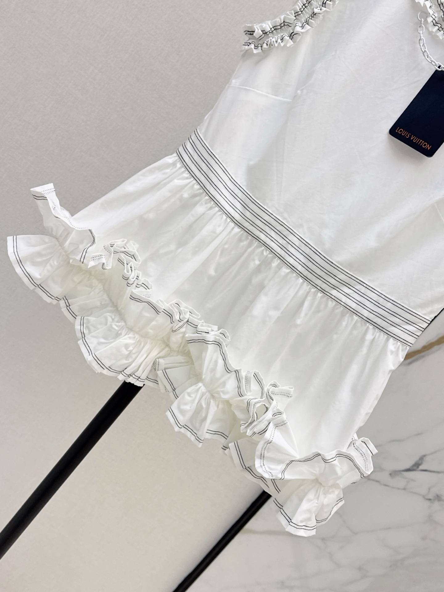 Loui 26ss ruffle sleeveless top