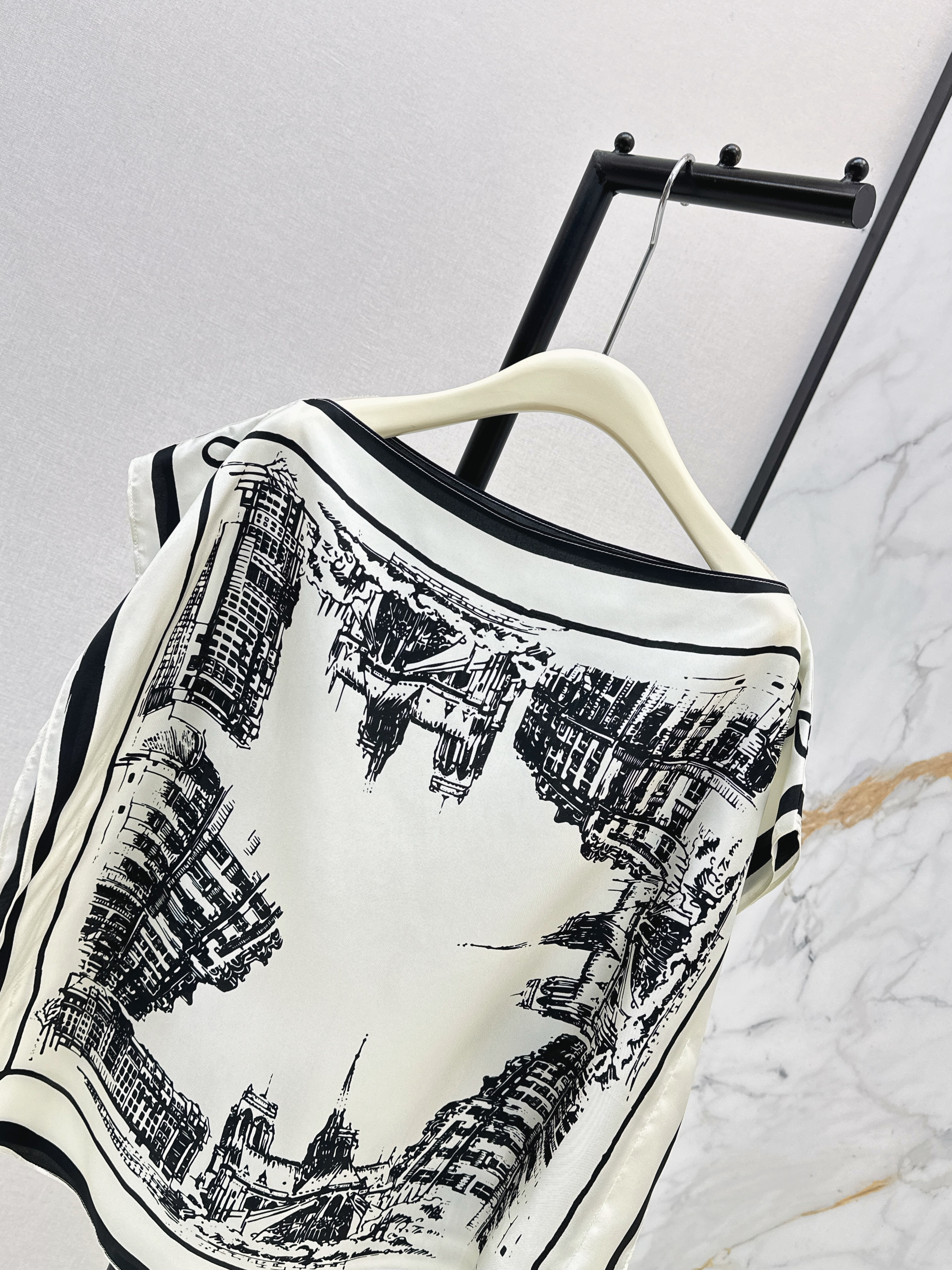 Her 26ss print scraf top
