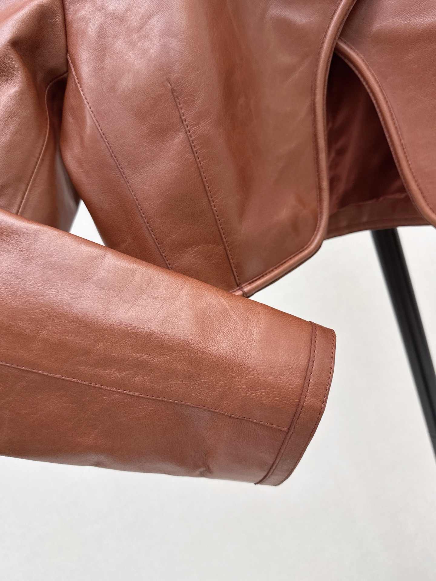 Her 26fw cropped leather jacket
