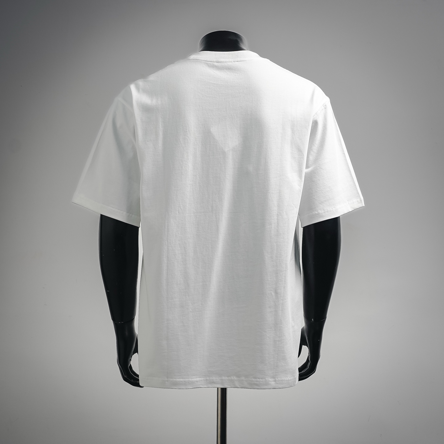 Loe emboosed badge t-shirt