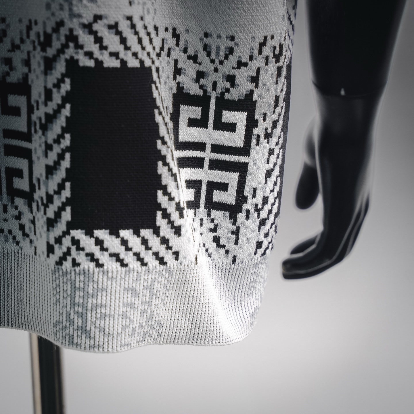 Given jacquard knitted t-shirt