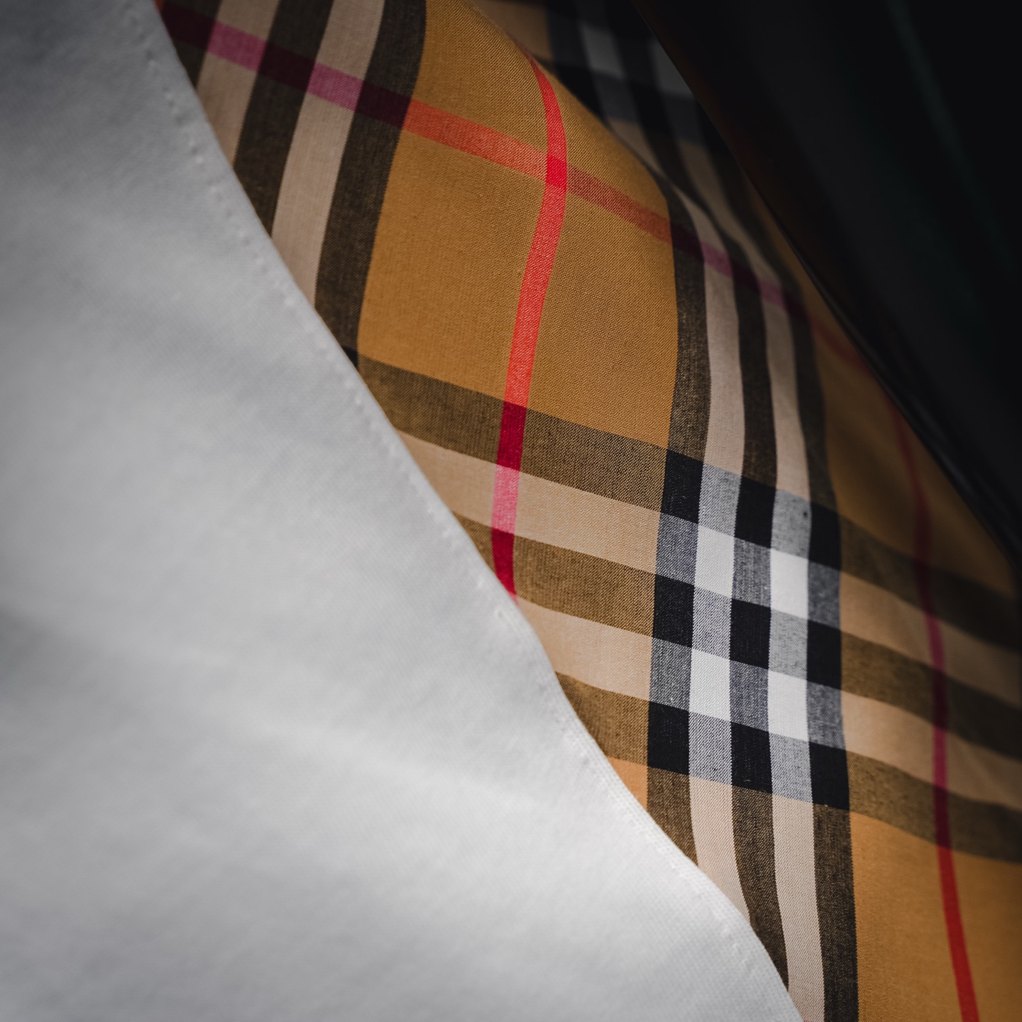 Bur embroidered plaid t-shirt