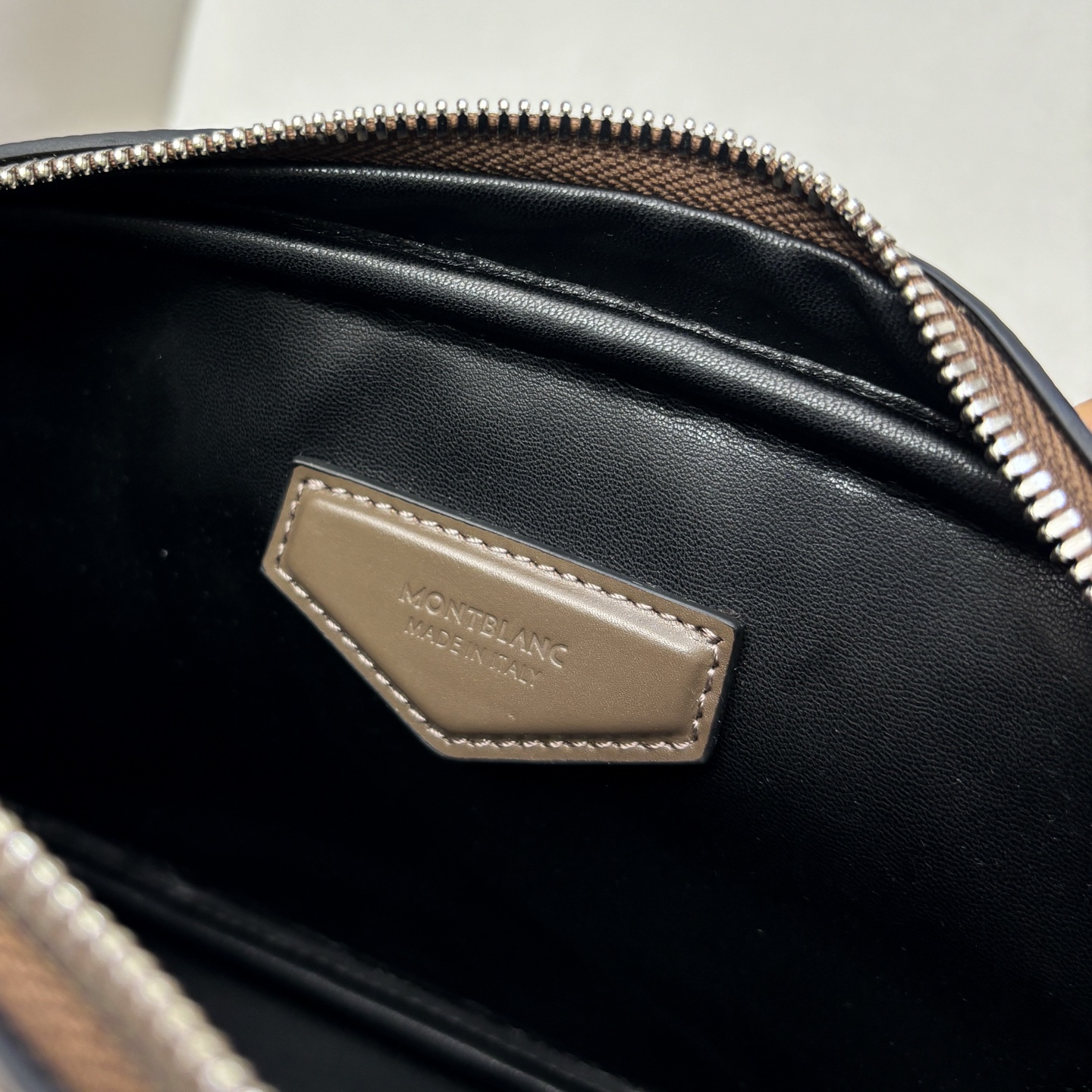 Montb saddle crossbody bag