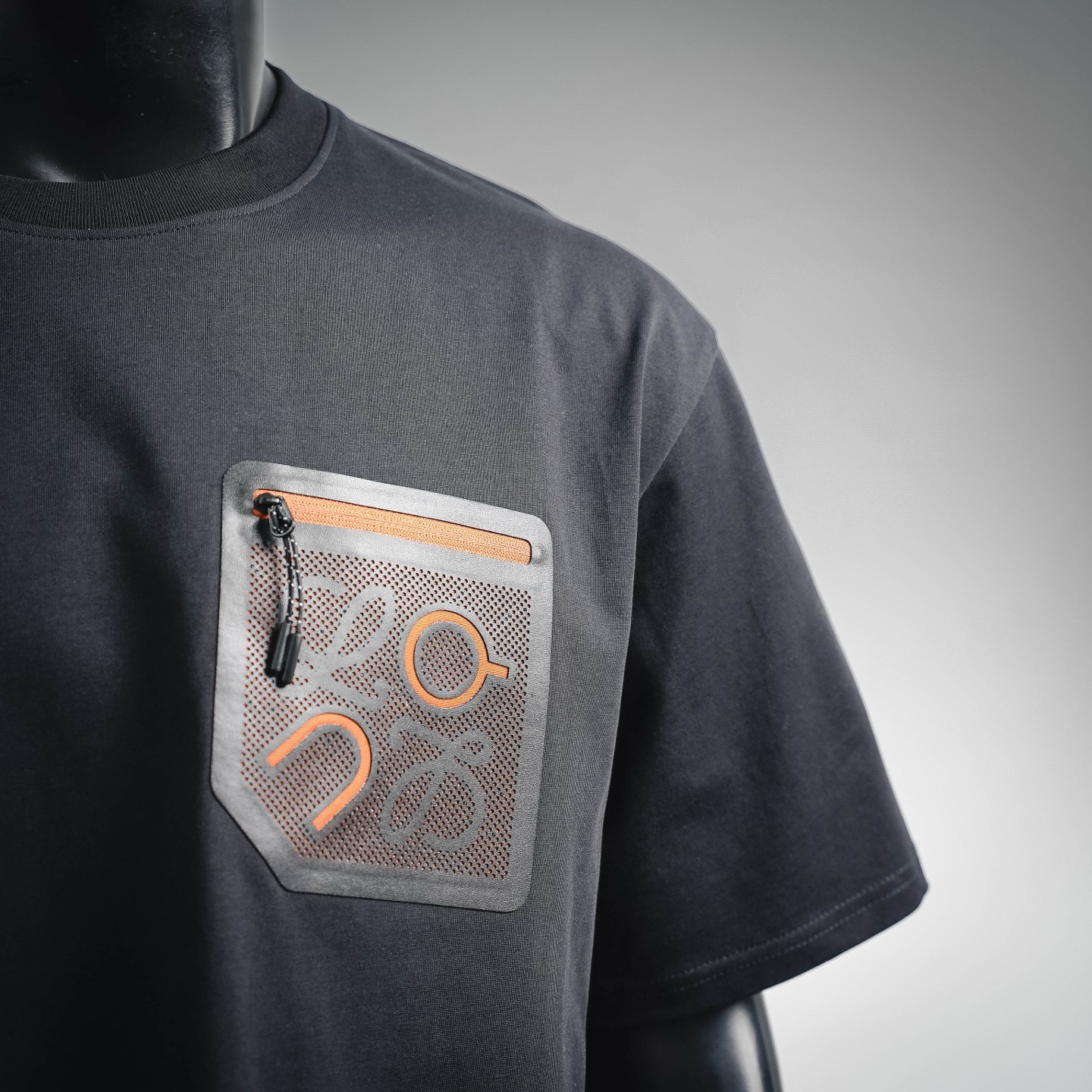 Loe zip pocket t-shirt