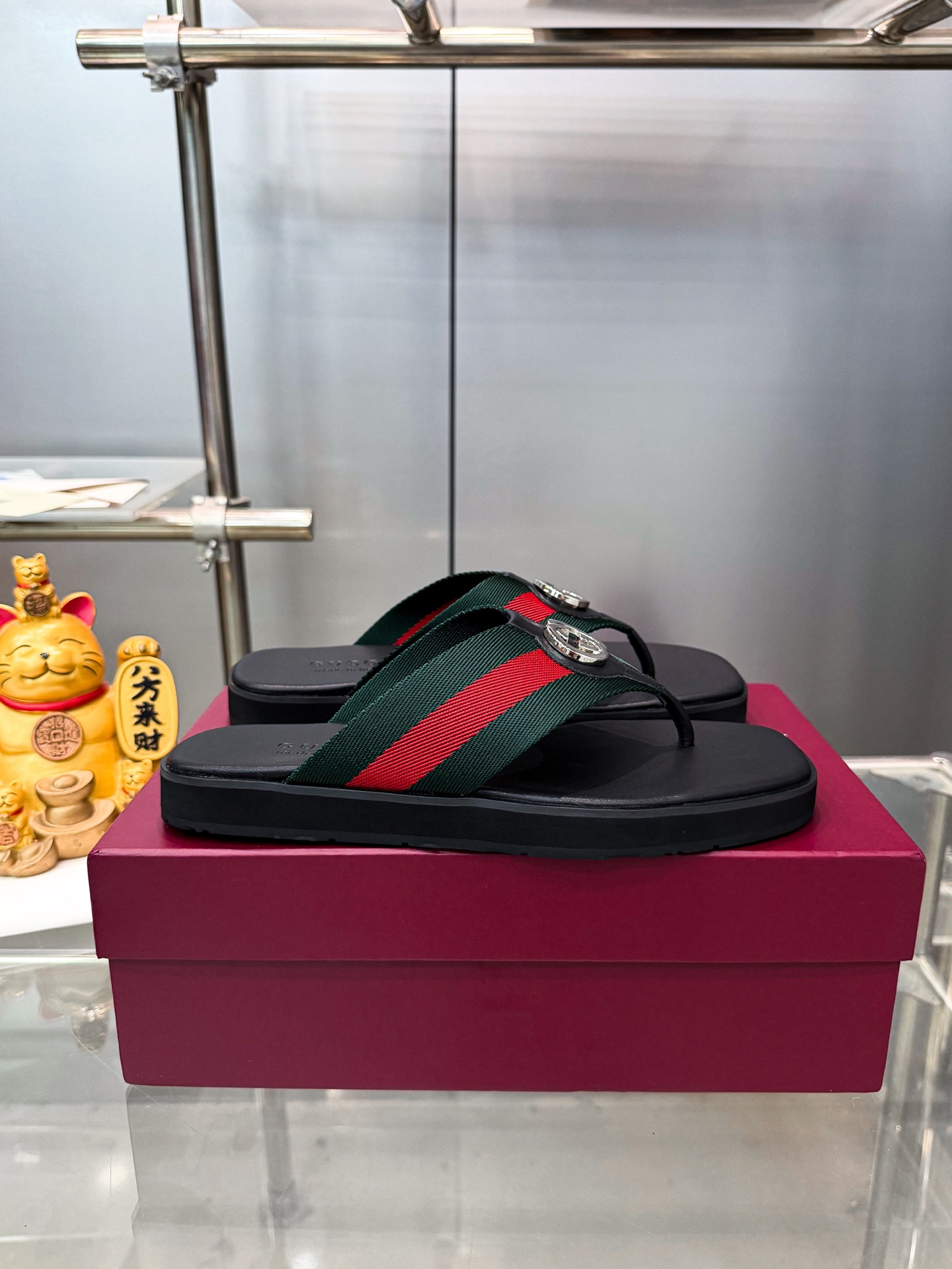 Guc slippers