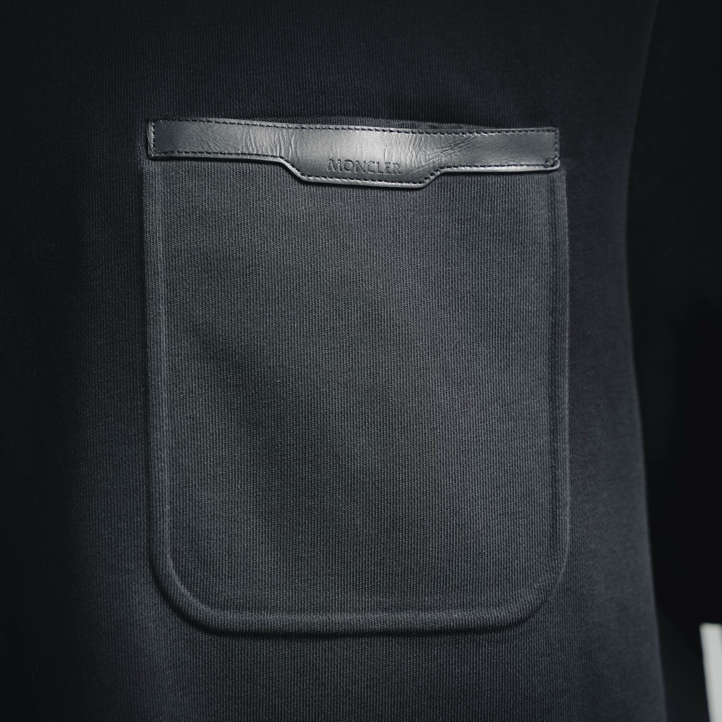 Mon whit a pockets t-shirt