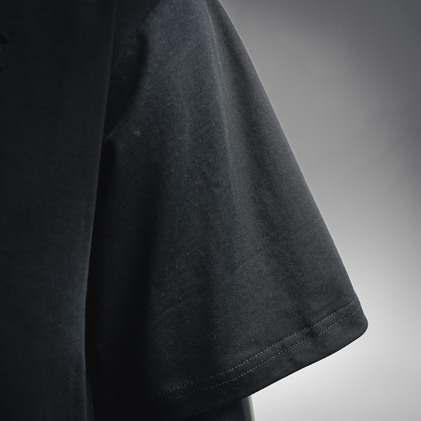 Loe emboosed badge t-shirt
