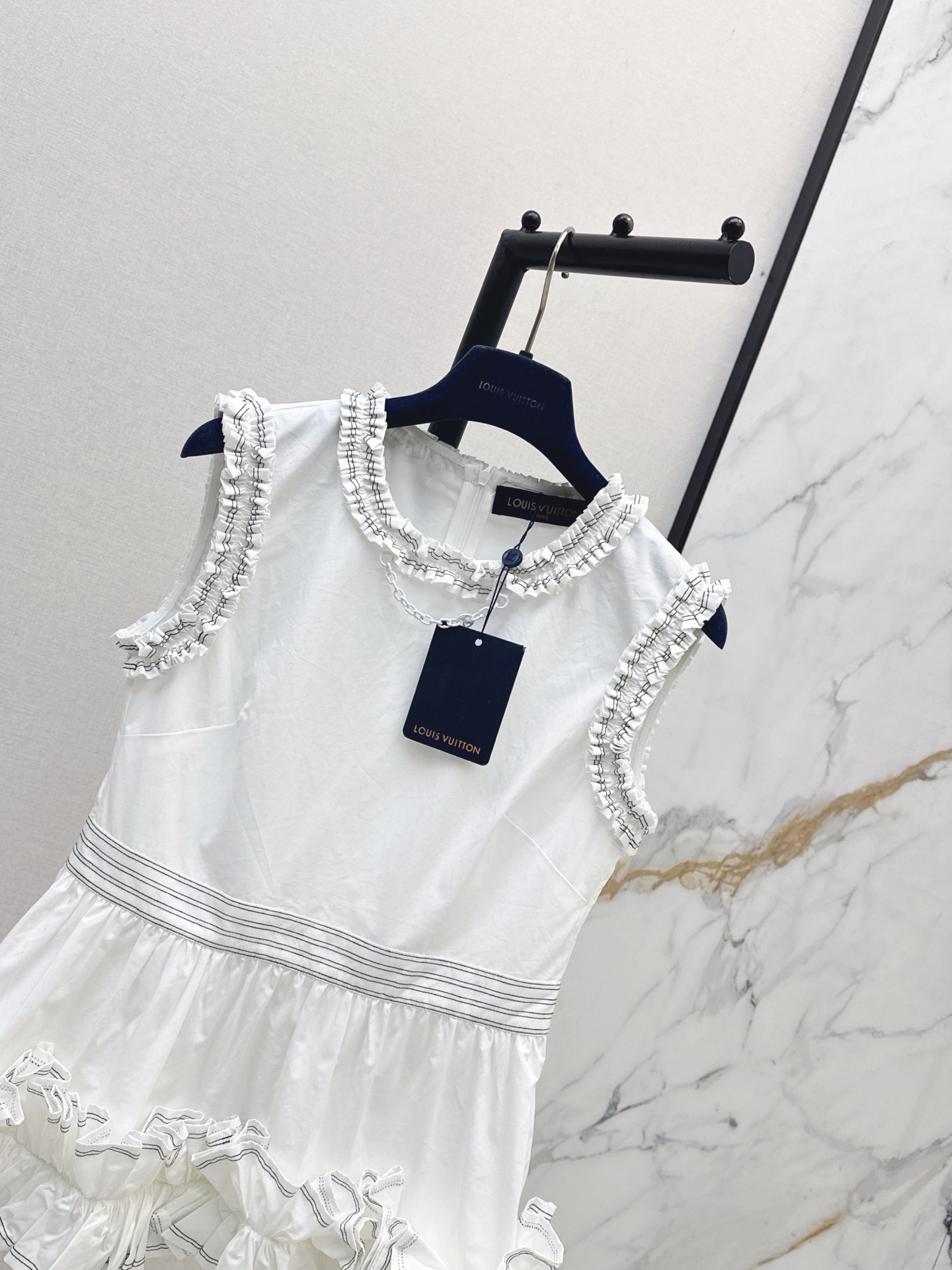 Loui 26ss ruffle sleeveless top