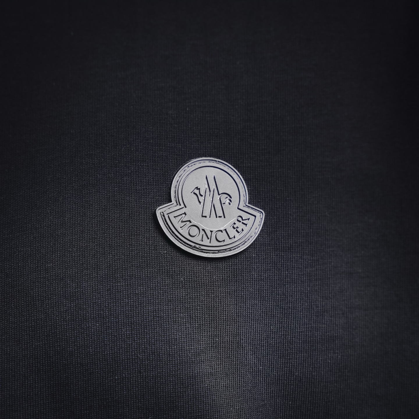Mon embroiderd badge t-shirt