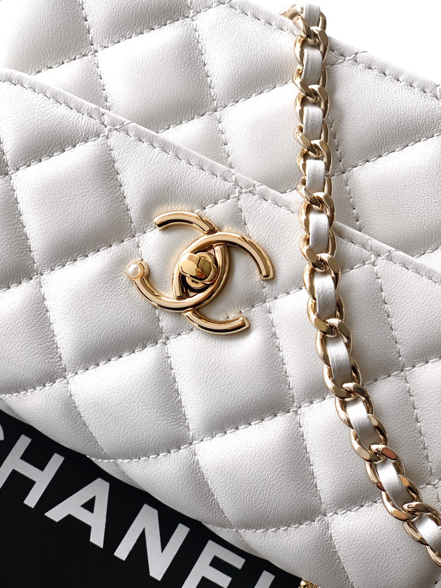 Chan 26C flap bag white