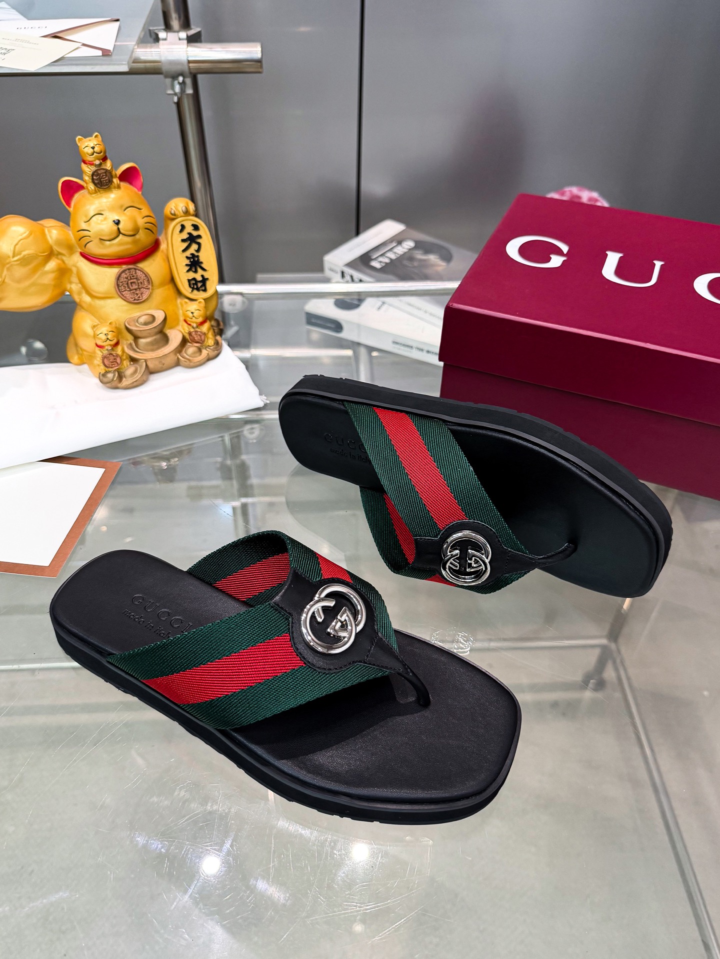 Guc slippers