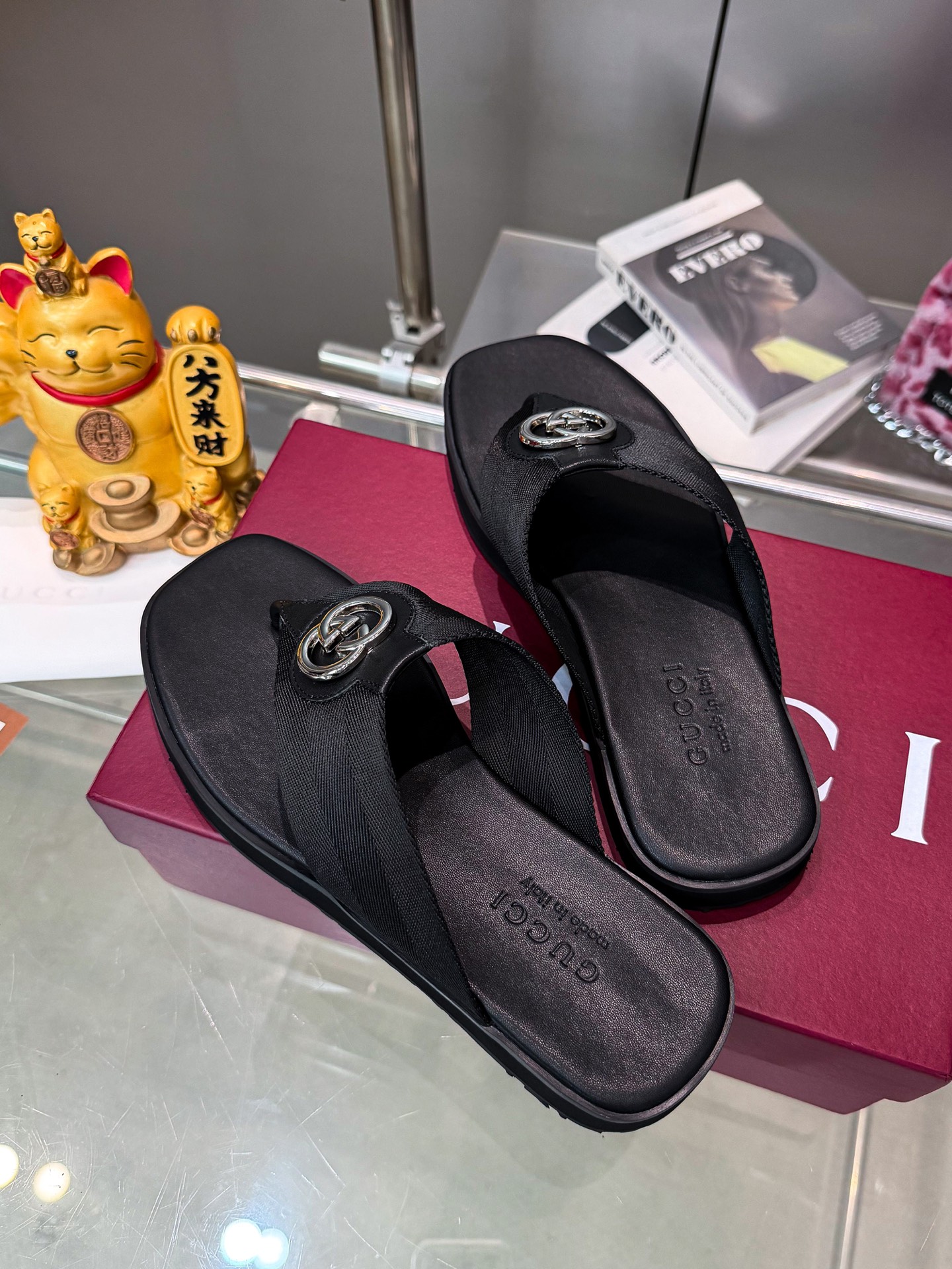 Guc slippers
