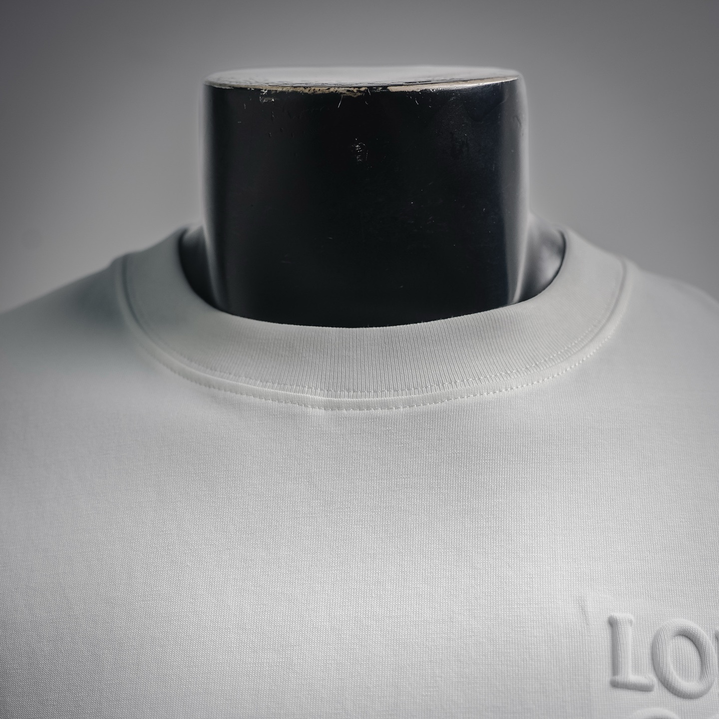 Loe emboosed badge t-shirt