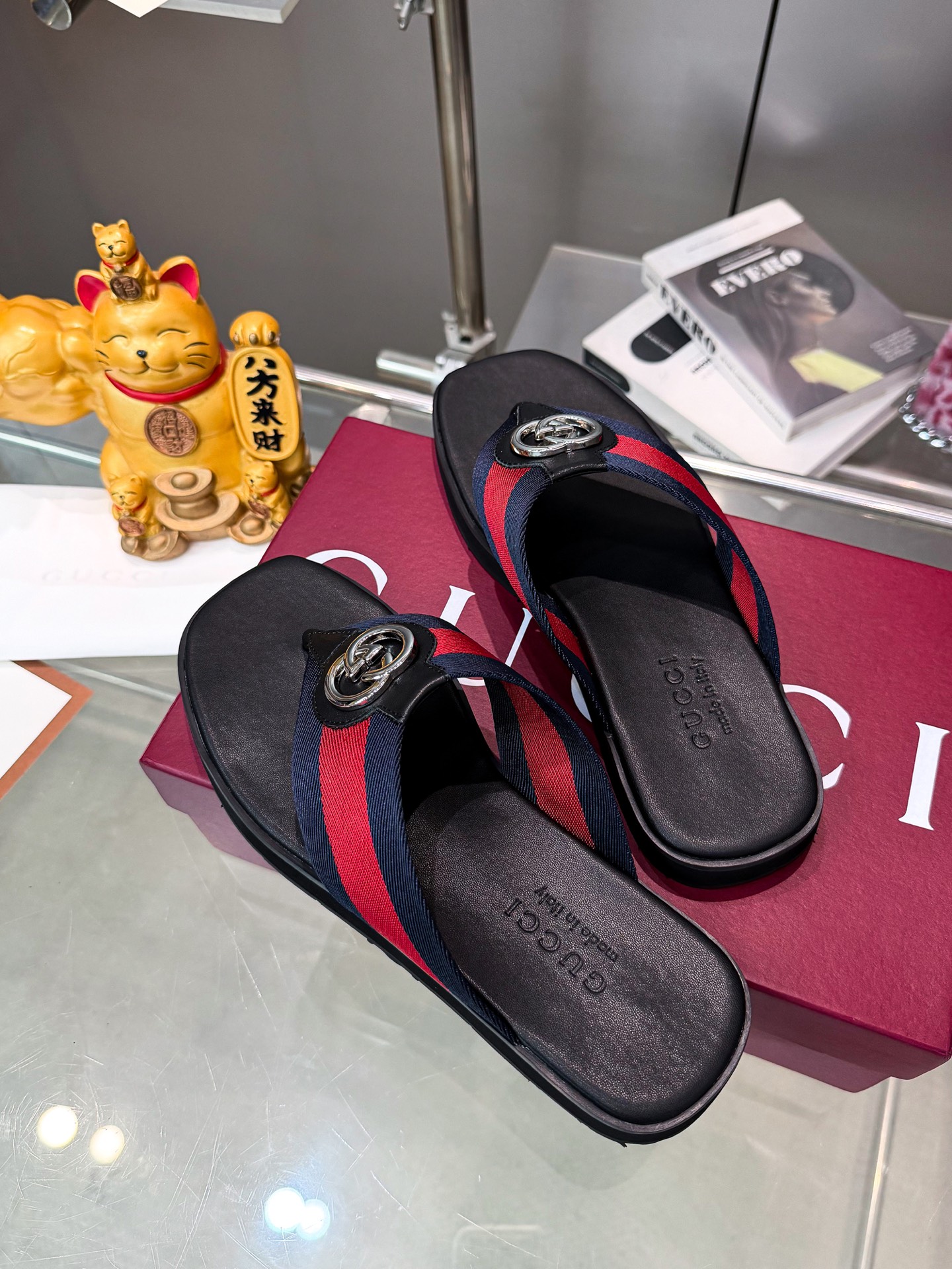 Guc slippers